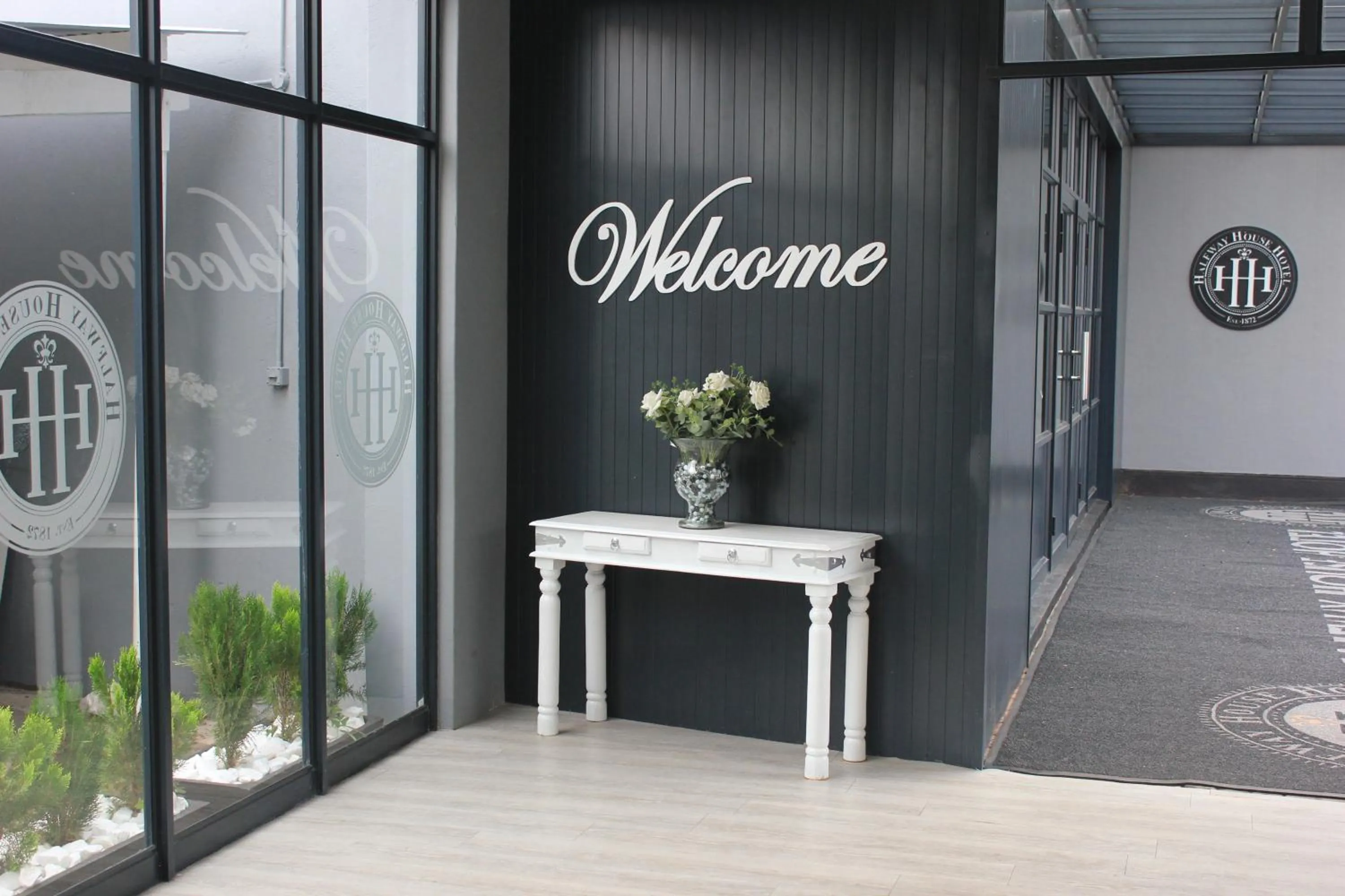 Facade/entrance in Halfway House Hotel