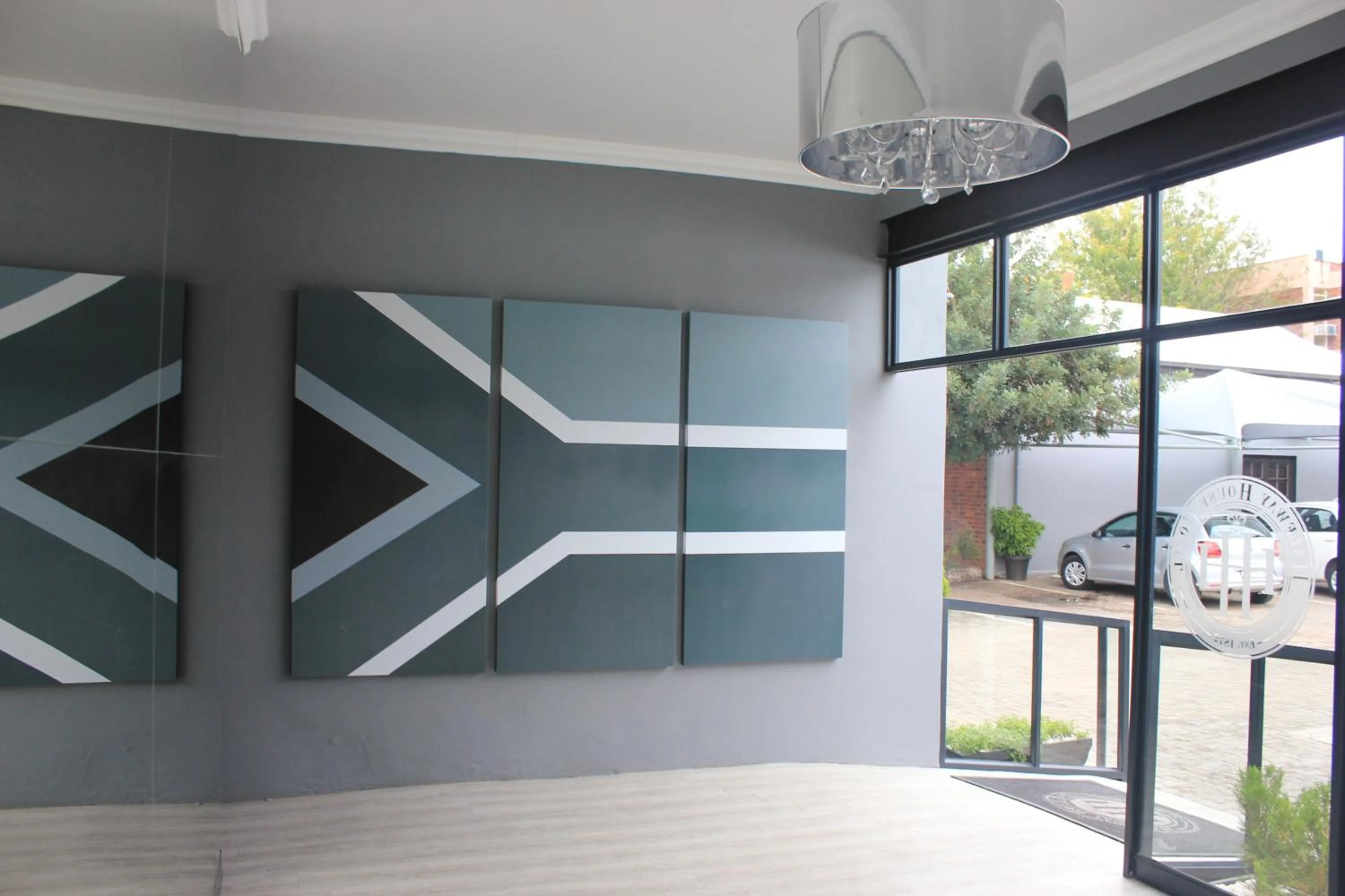 Facade/entrance in Halfway House Hotel