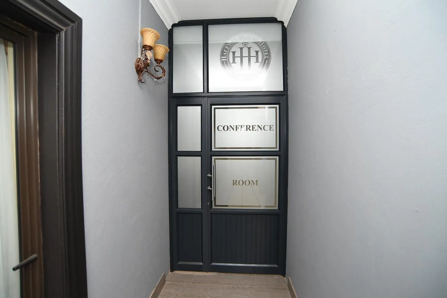 Facade/entrance in Halfway House Hotel