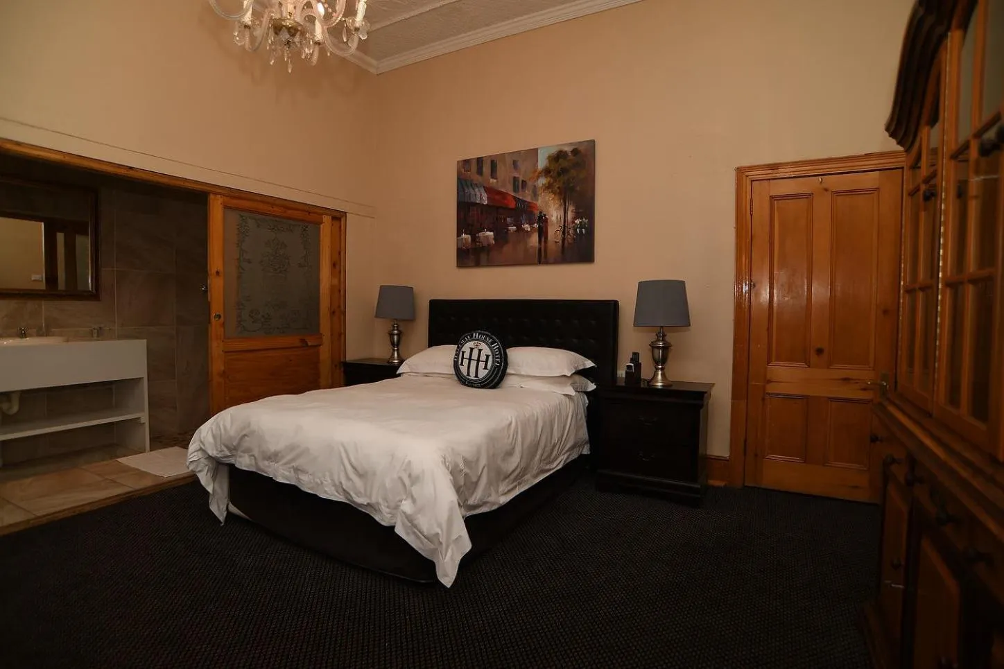 Photo of the whole room, Bed in Halfway House Hotel