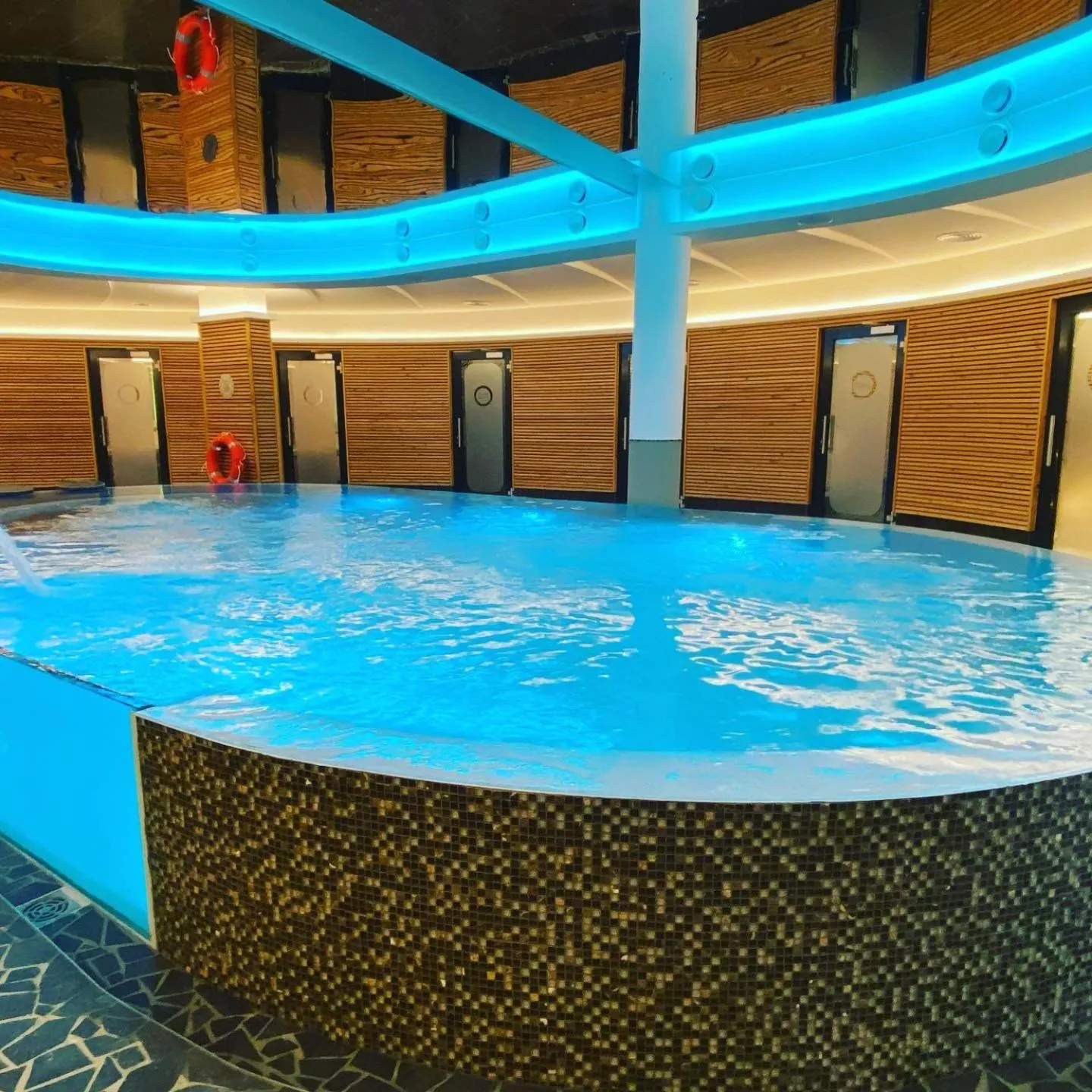 Swimming pool in Coin d'Aubrac Hôtel Restaurant SPA de luxe