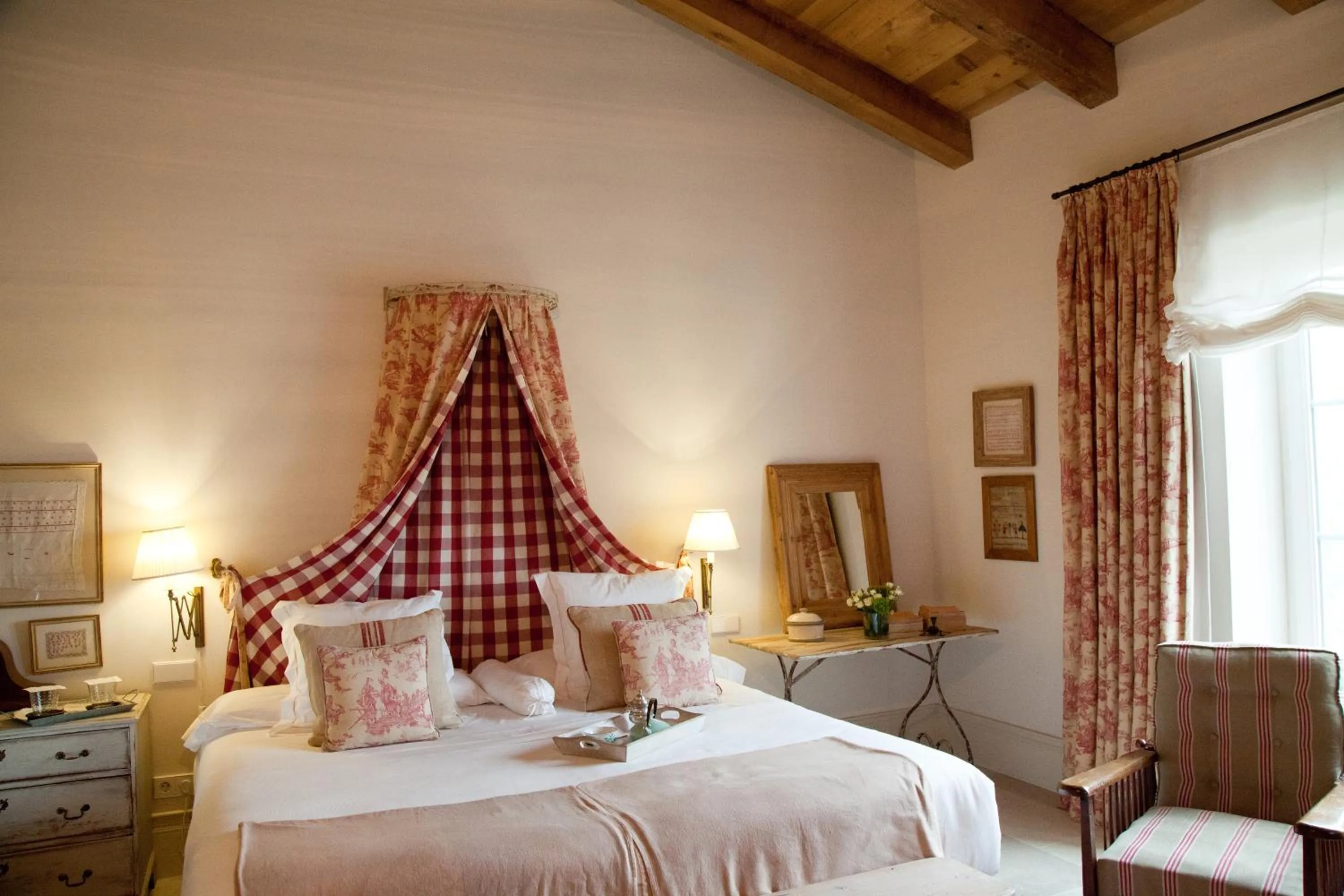 Photo of the whole room, Bed in La Casa de los Tomillares