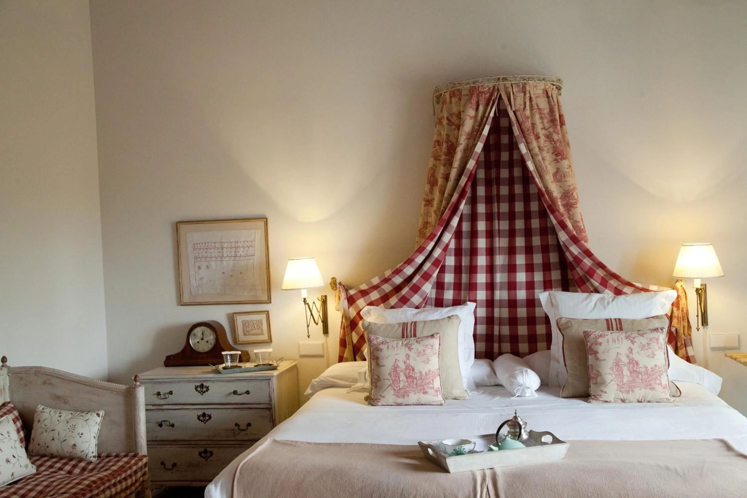 Photo of the whole room, Bed in La Casa de los Tomillares