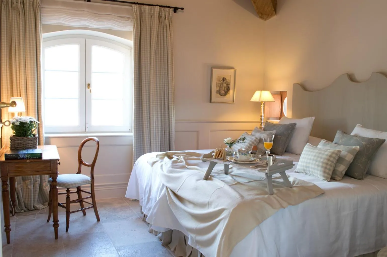 Photo of the whole room, Bed in La Casa de los Tomillares