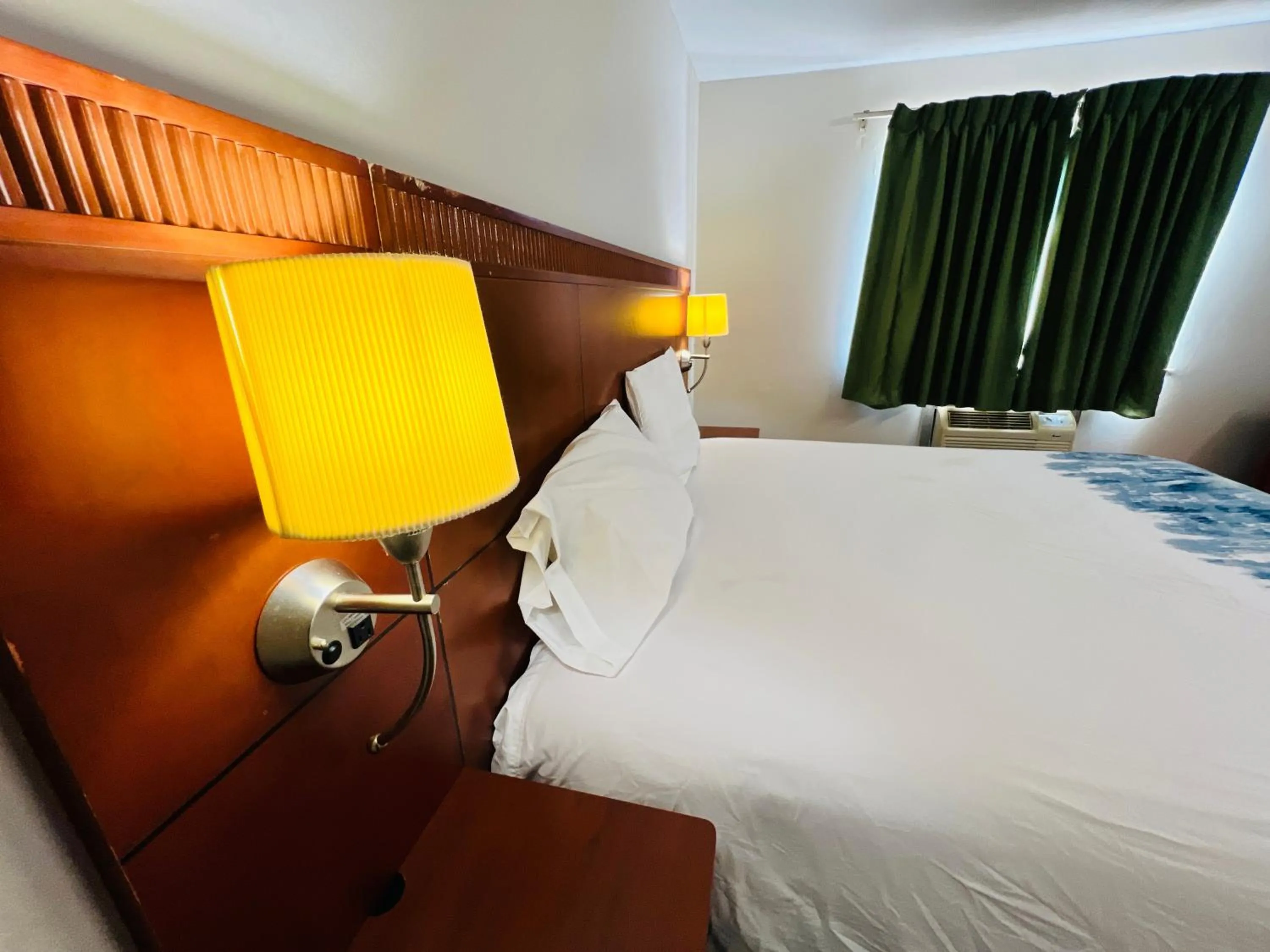 Bedroom in Rosewood Inn By OYO Union City I-69