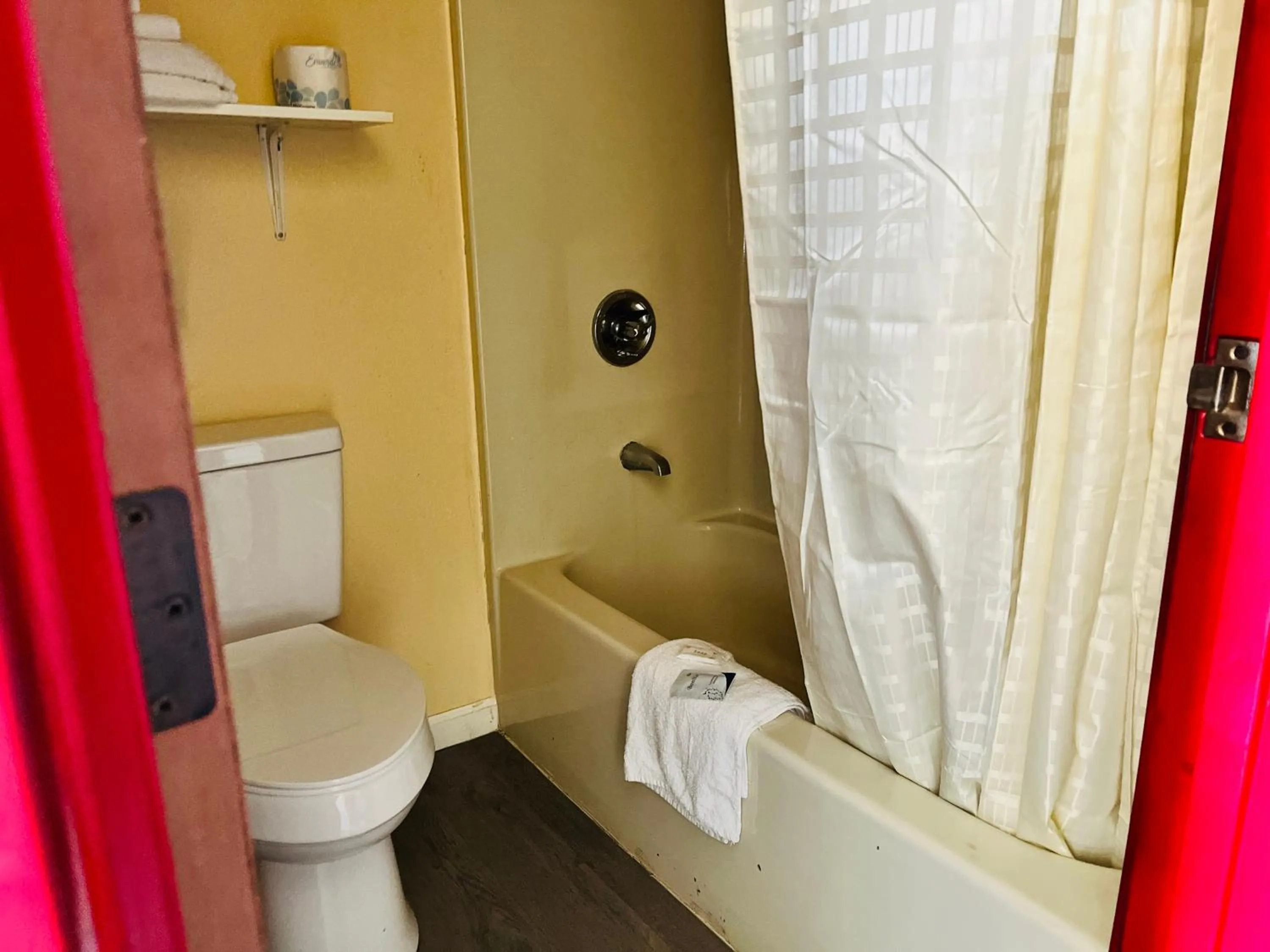 Bathroom in Rosewood Inn By OYO Union City I-69