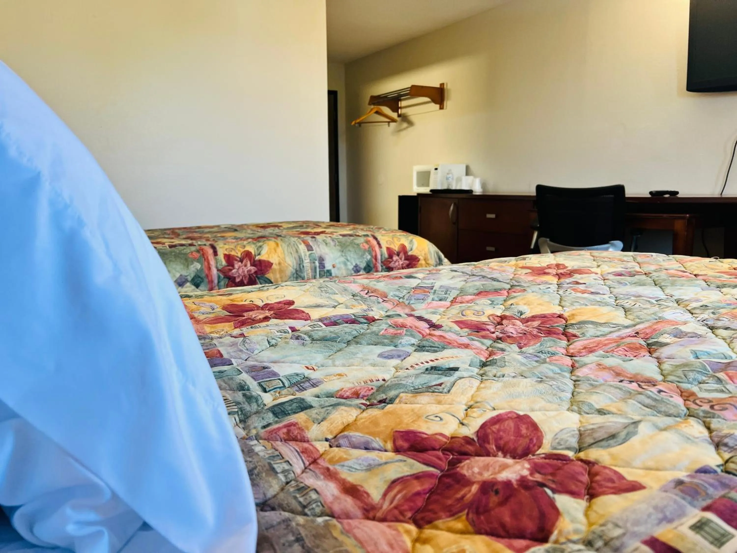 Bedroom in Rosewood Inn By OYO Union City I-69