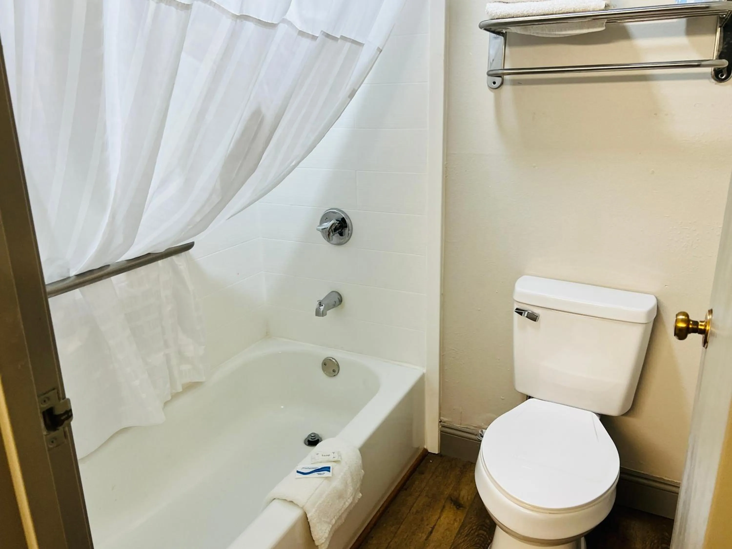 Bathroom in Rosewood Inn By OYO Union City I-69