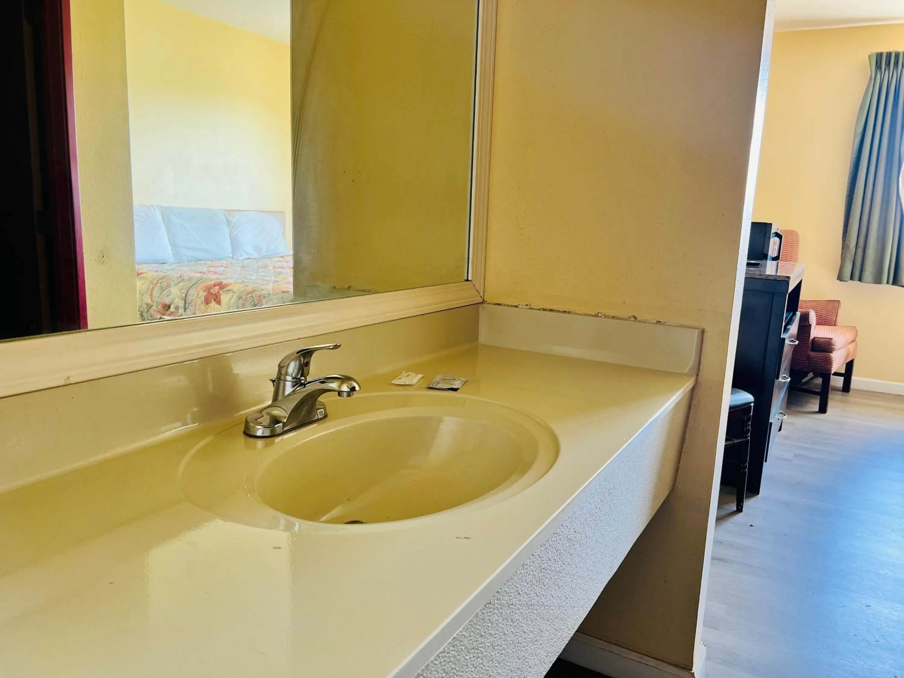 Bathroom in Rosewood Inn By OYO Union City I-69