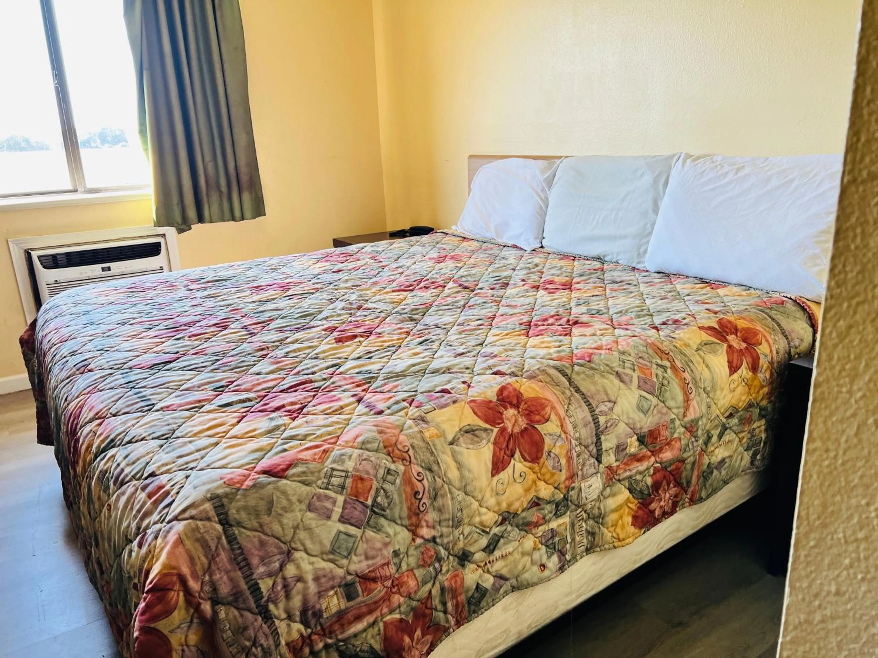 Bedroom in Rosewood Inn By OYO Union City I-69