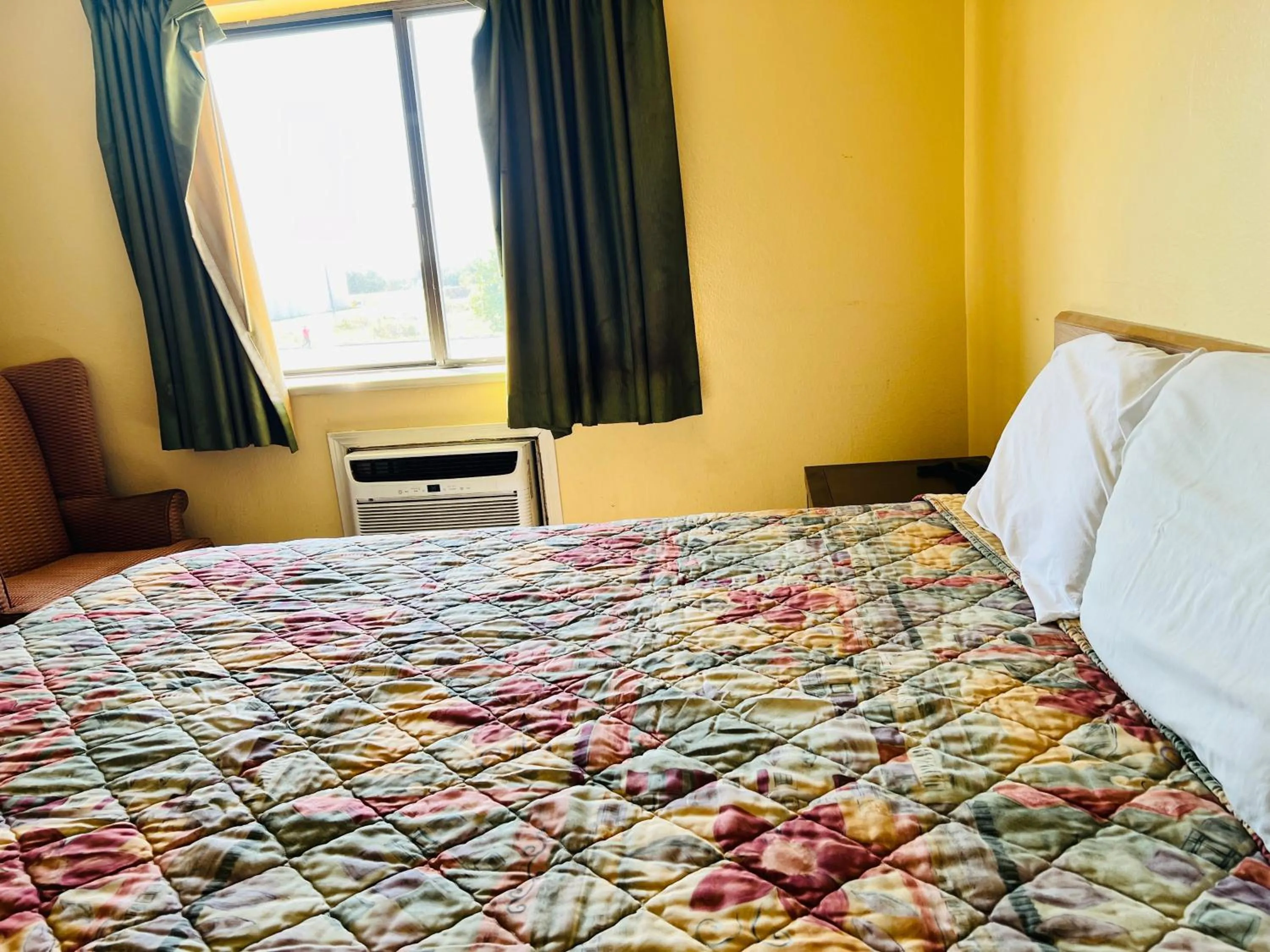 Bedroom in Rosewood Inn By OYO Union City I-69