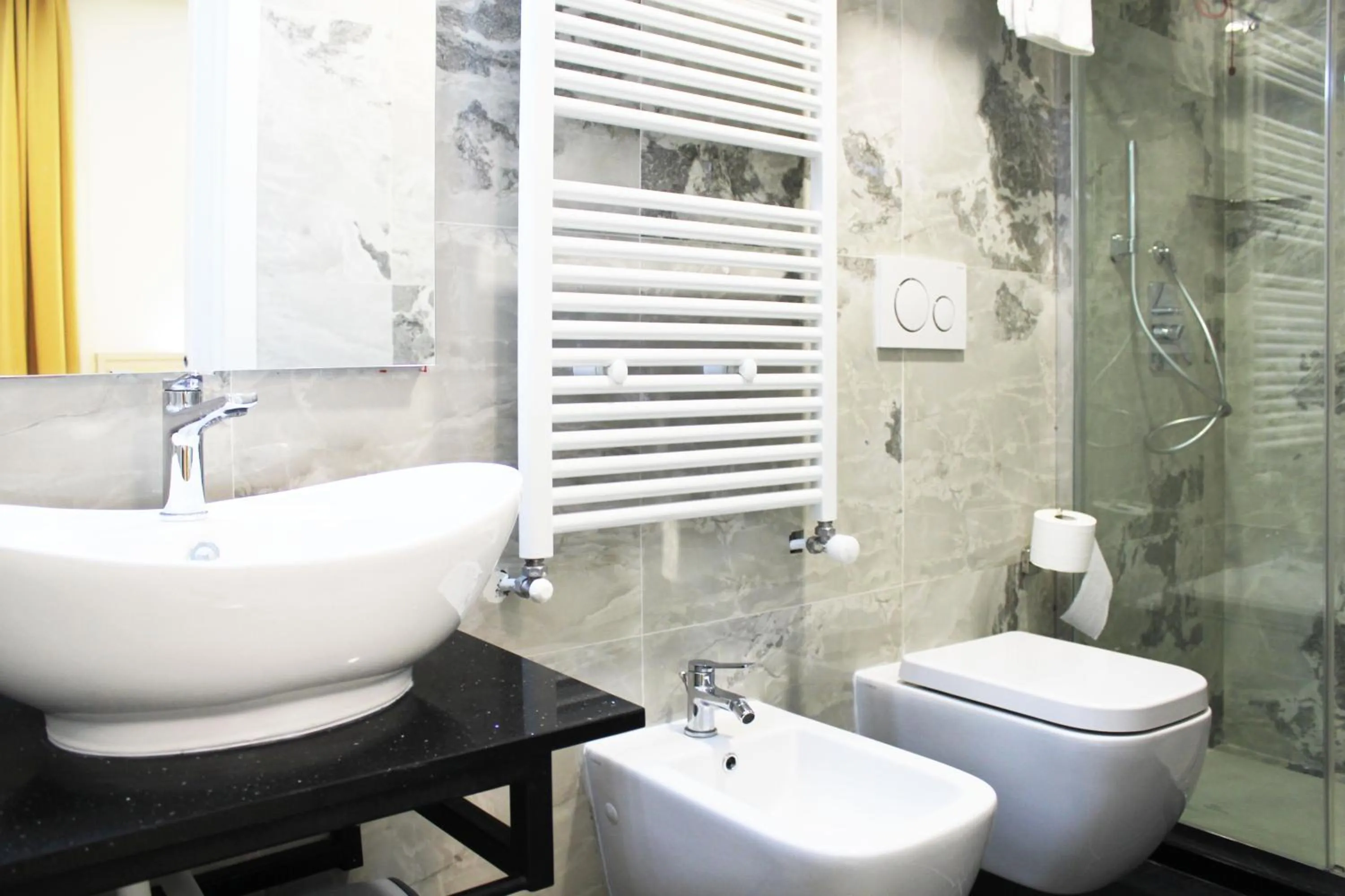 Bathroom in CSI Group - Hotel Metropoli