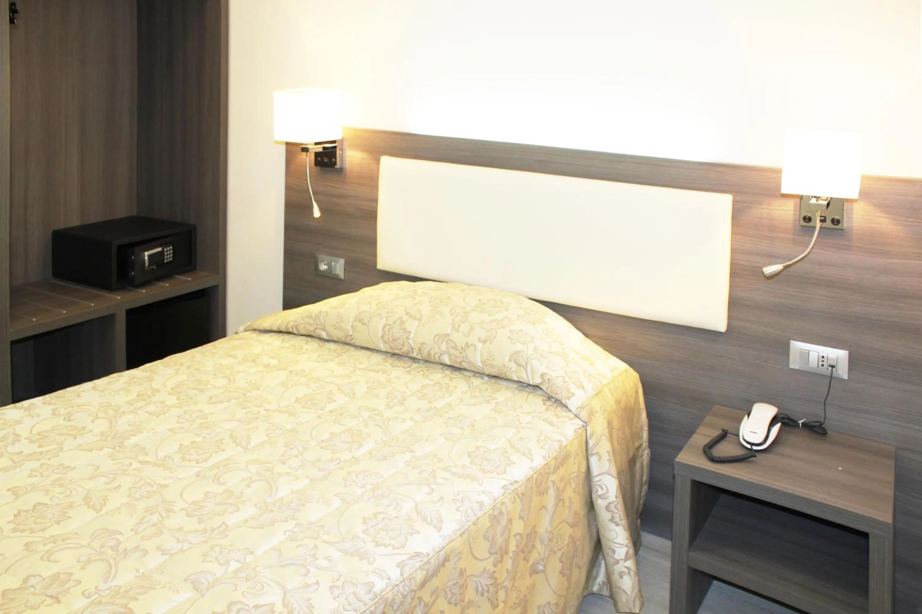 Bedroom, Bed in CSI Group - Hotel Metropoli