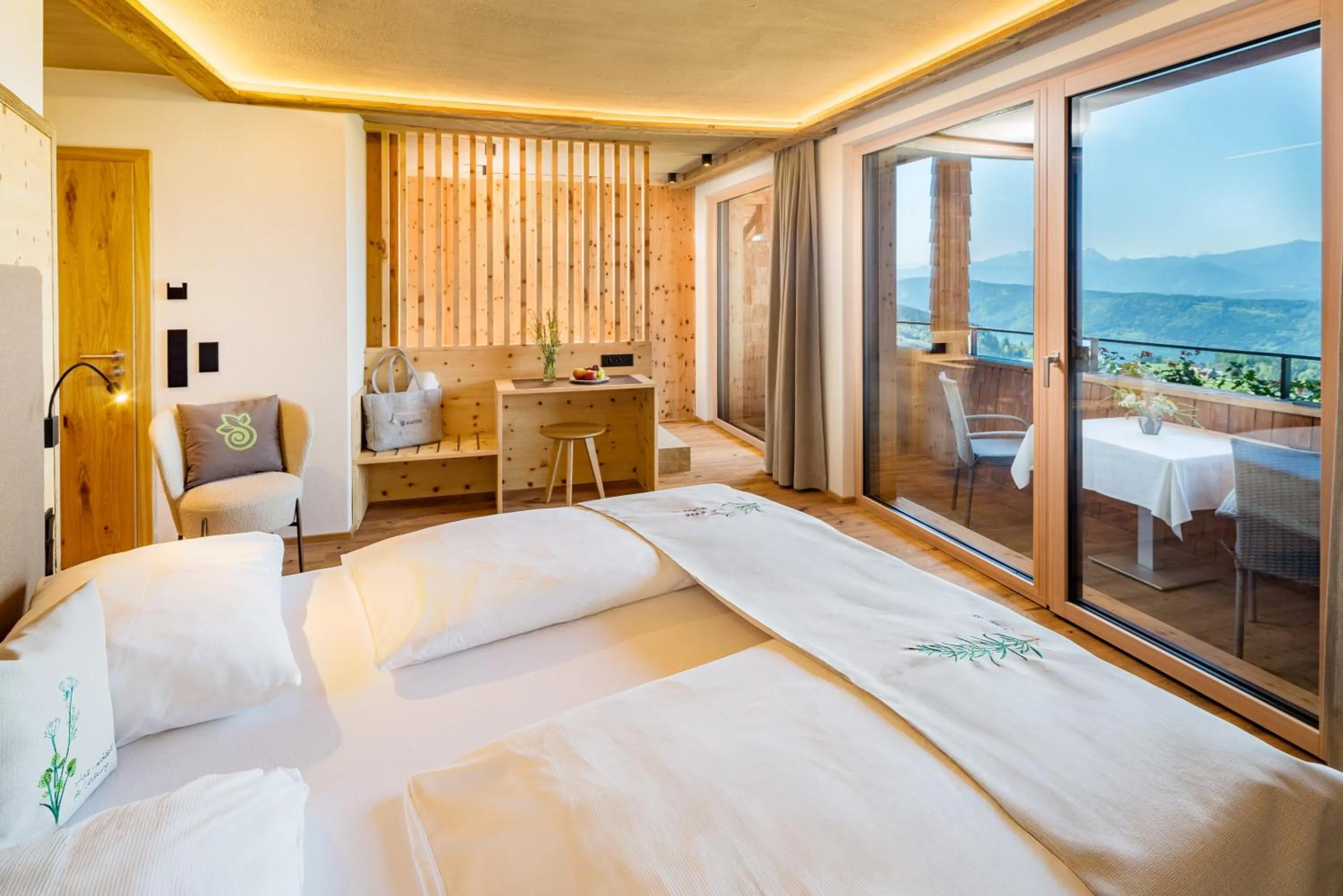 Lake view, Bed in Naturhotel Alpenrose