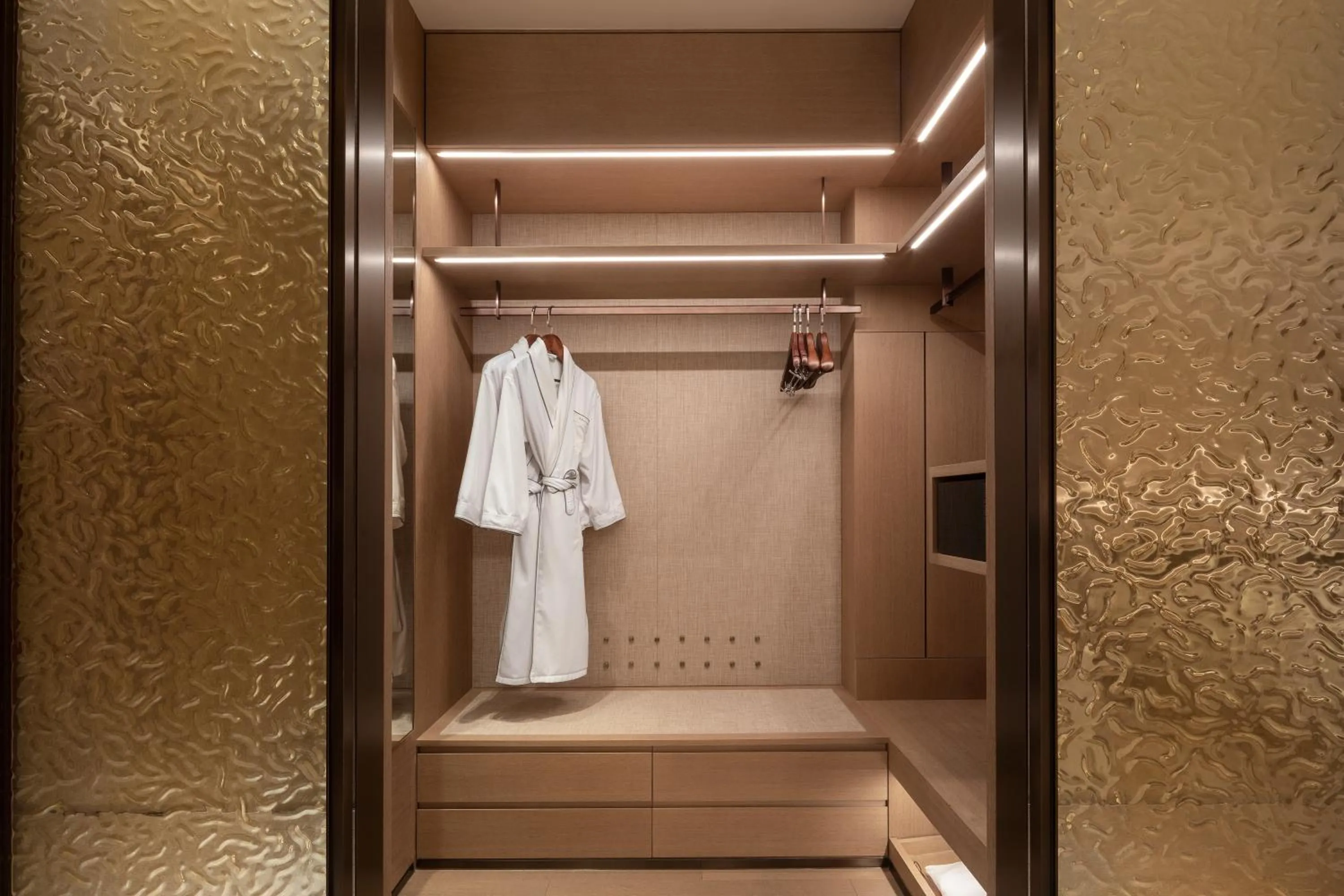 wardrobe in Shenzhen Ayearn Hotel