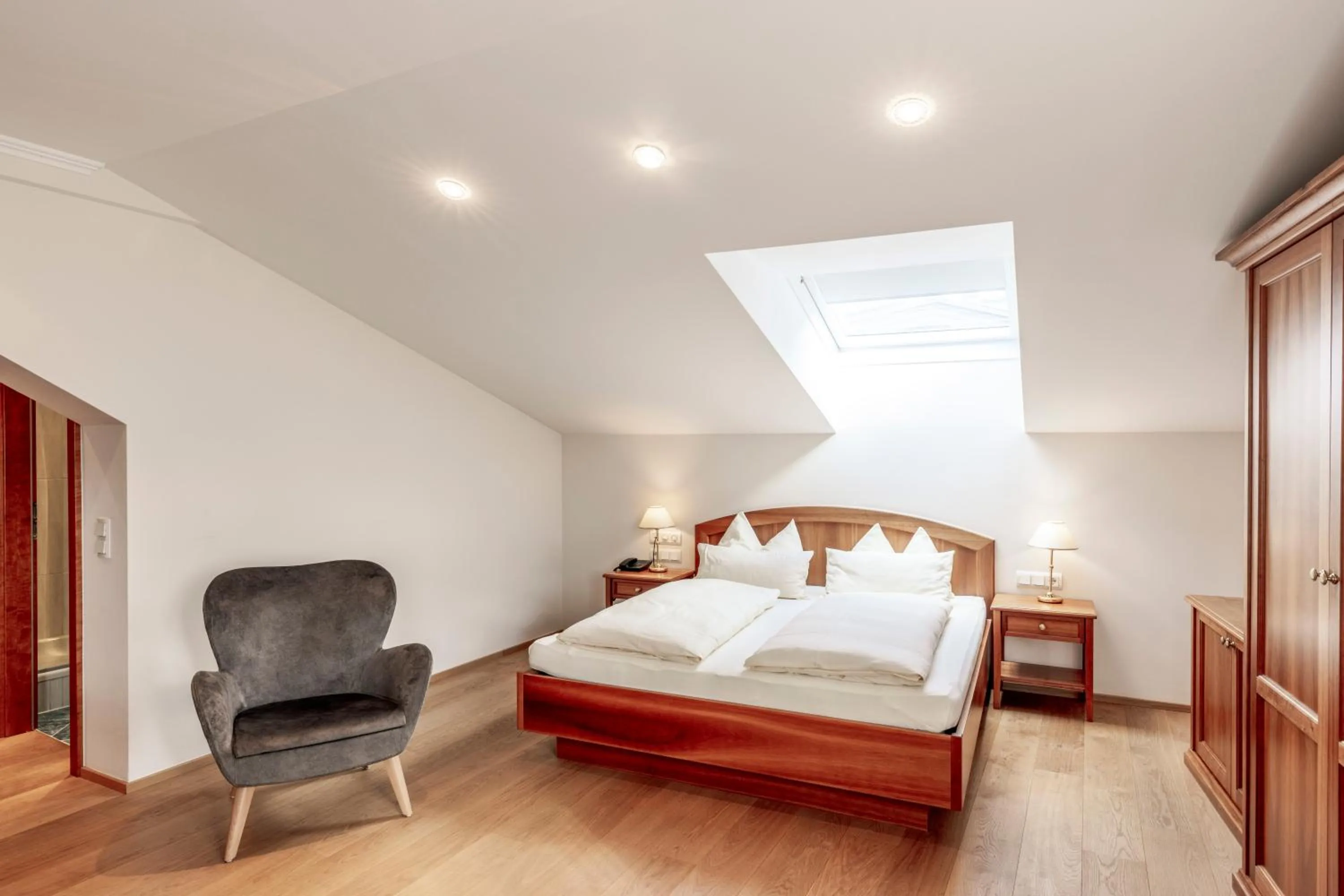 Photo of the whole room, Bed in Hotel Weisser Hirsch