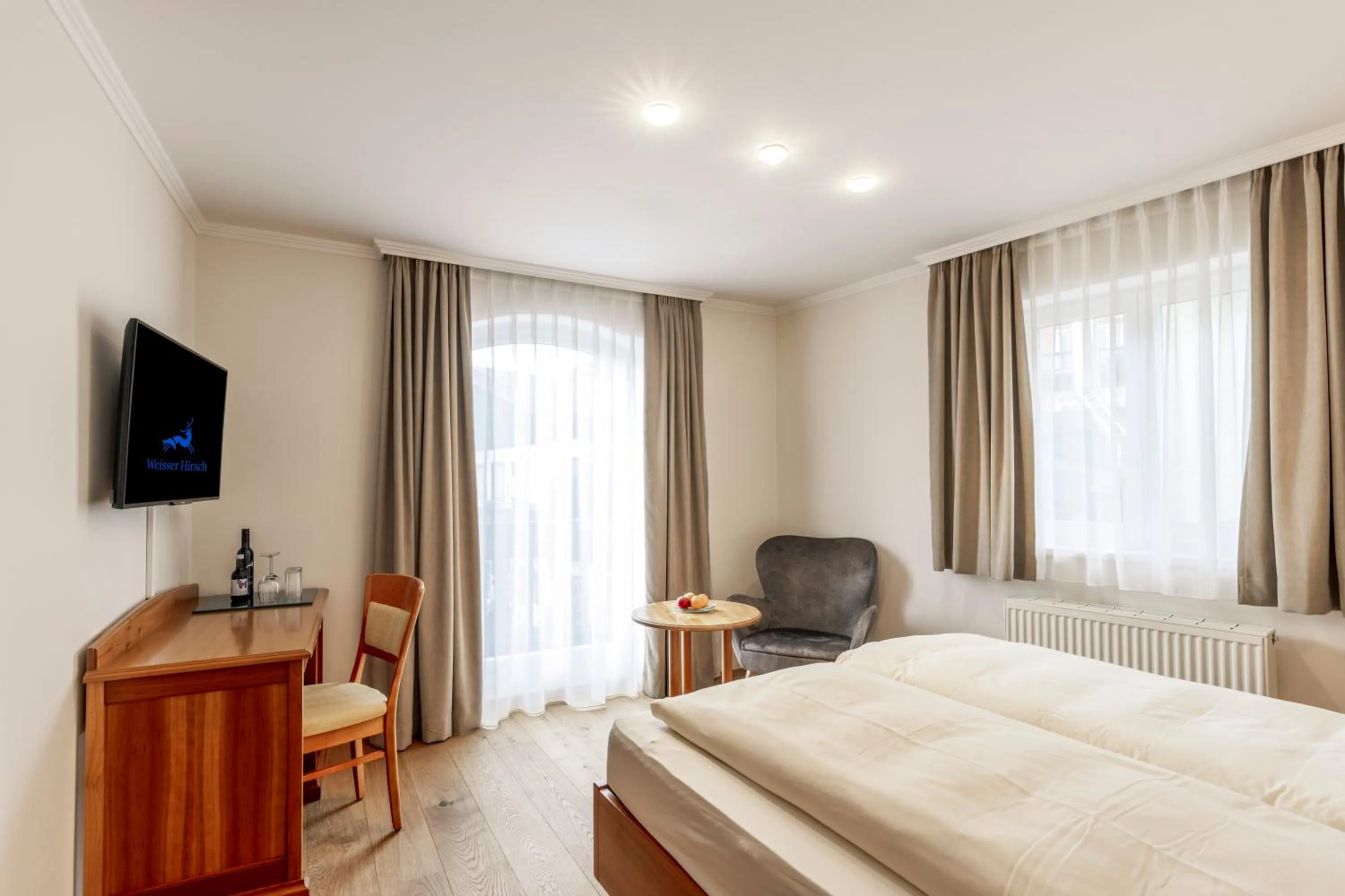 Photo of the whole room, Bed in Hotel Weisser Hirsch