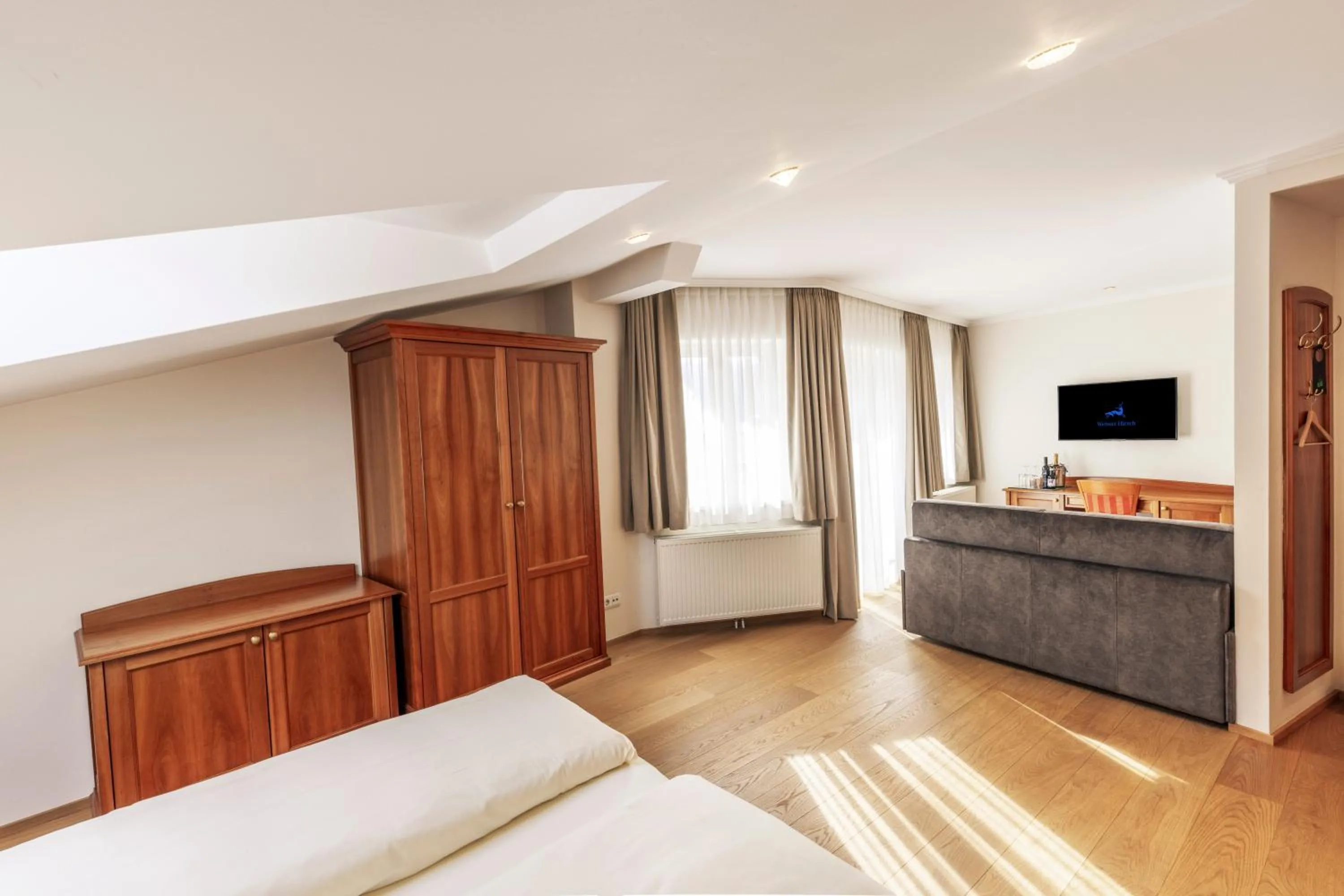 Photo of the whole room, Bed in Hotel Weisser Hirsch