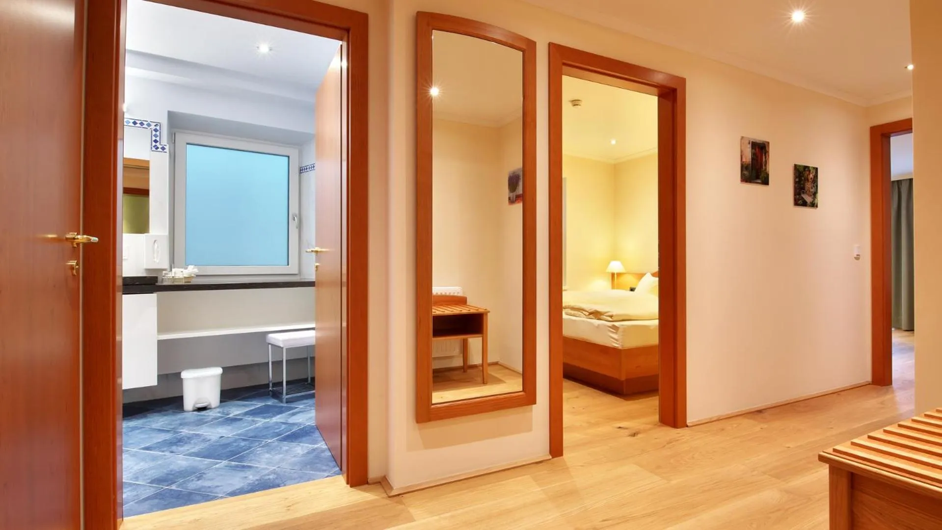 Photo of the whole room, Bed in Hotel Weisser Hirsch