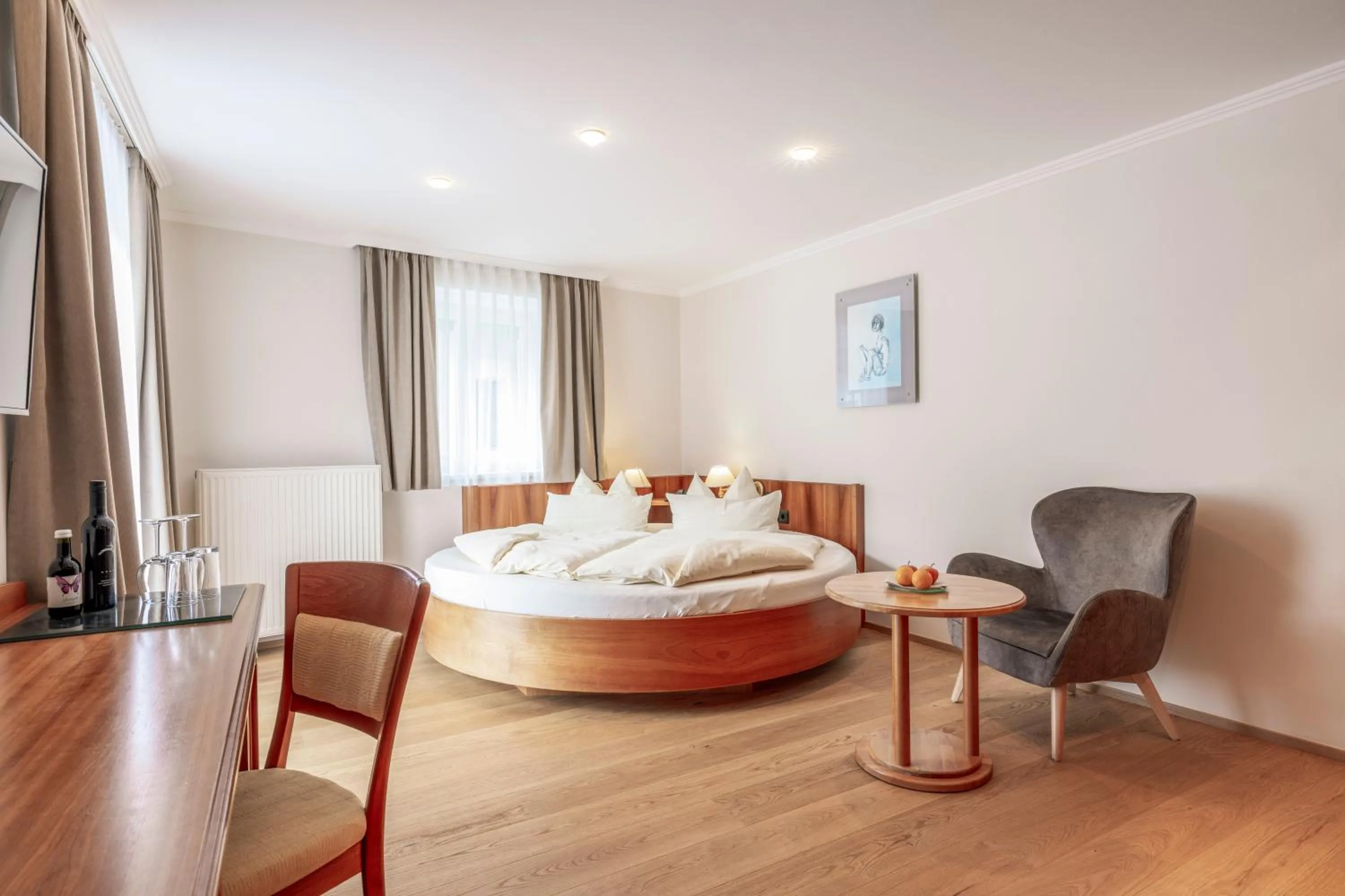 Photo of the whole room, Bed in Hotel Weisser Hirsch