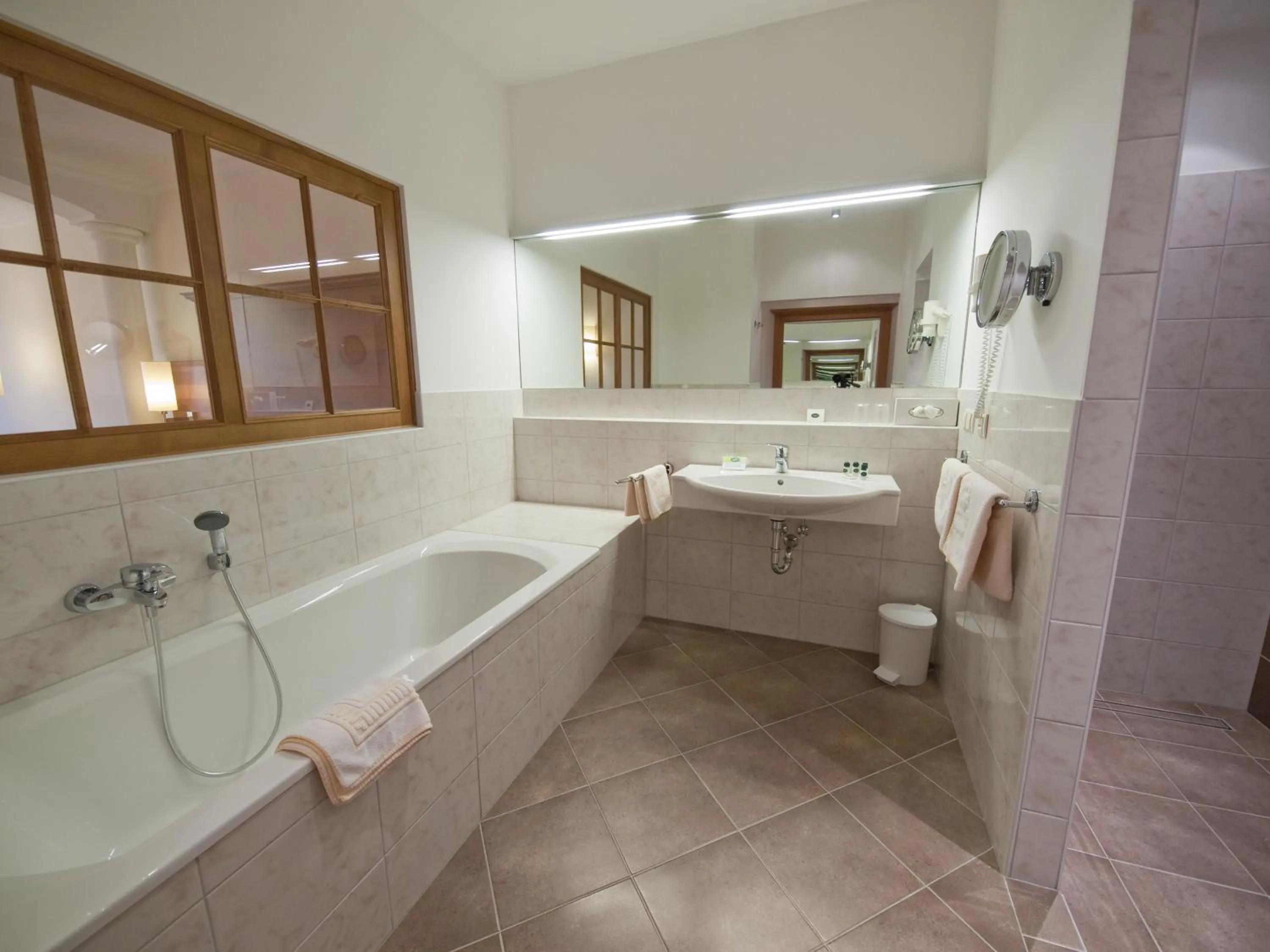 Bathroom in Gartenhotel & Weingut Pfeffel Dürnstein