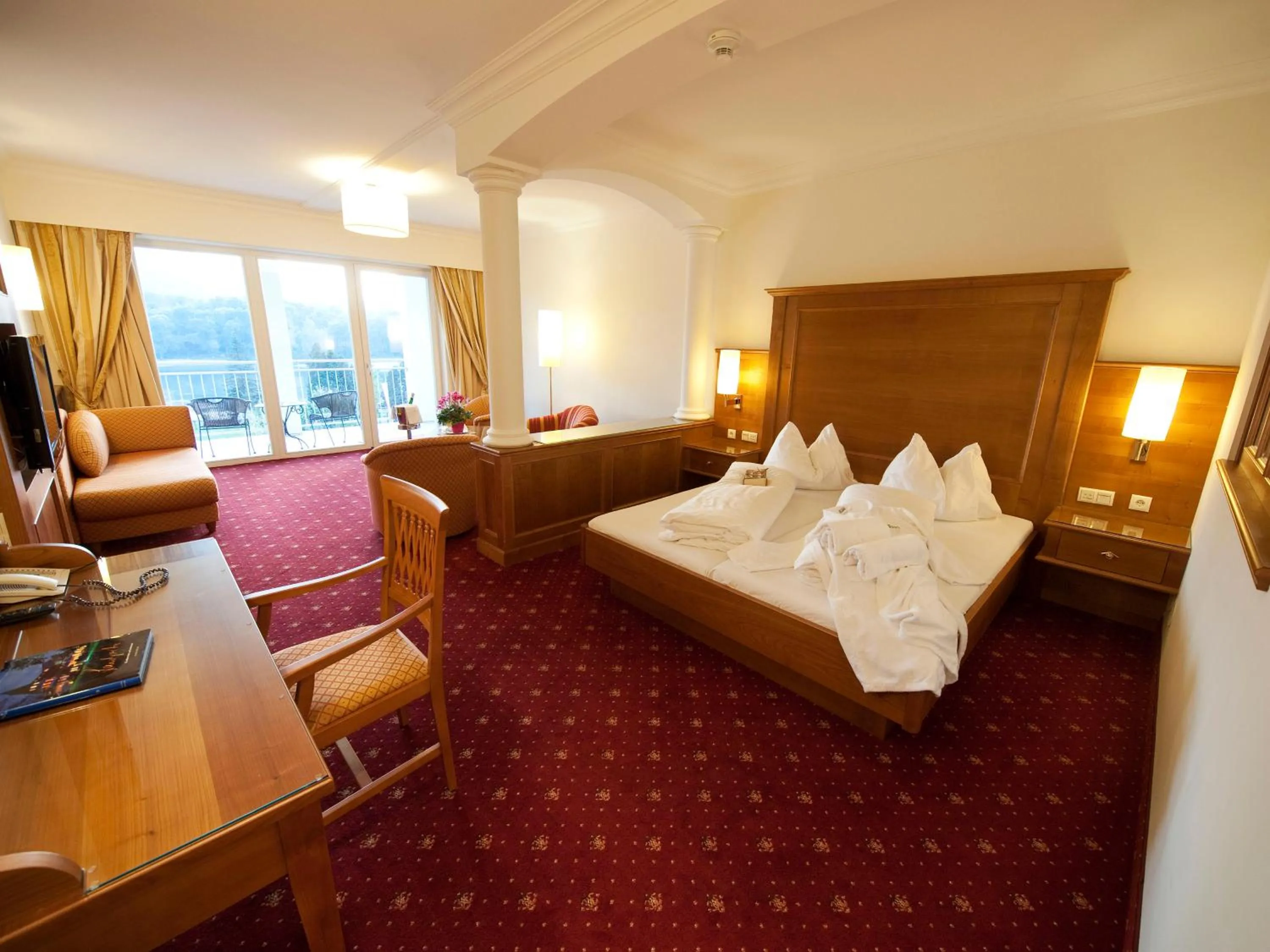 Photo of the whole room, Bed in Gartenhotel & Weingut Pfeffel Dürnstein