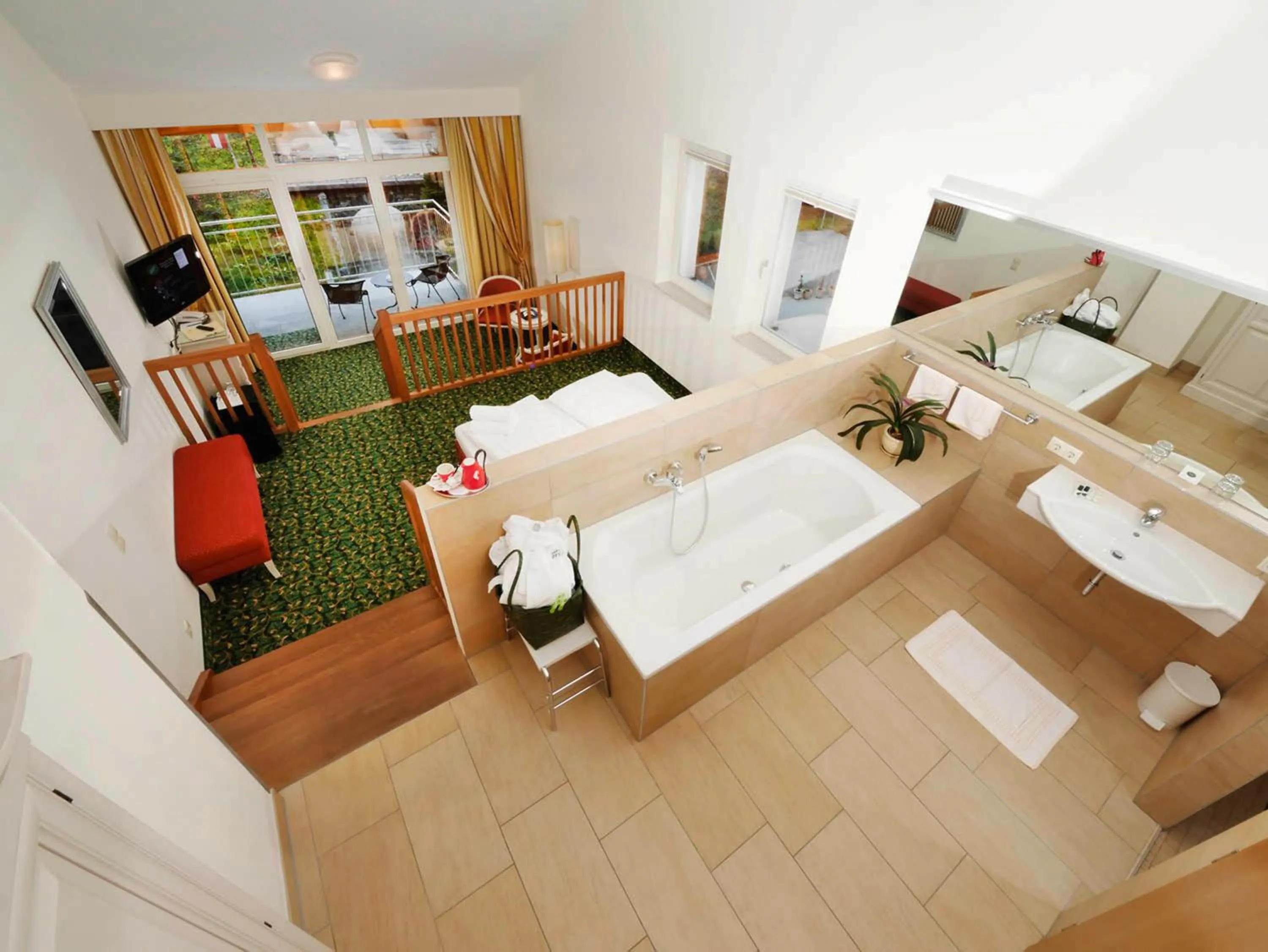 Photo of the whole room, Bed in Gartenhotel & Weingut Pfeffel Dürnstein