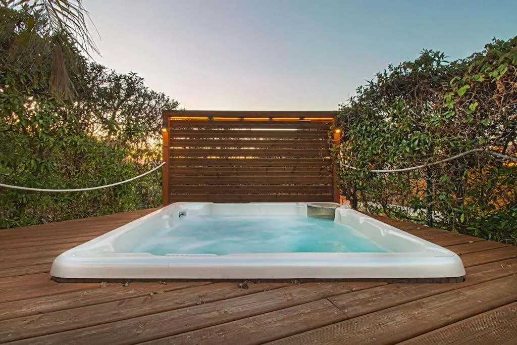 Hot Tub in Villa Arade Riverside - Jacuzzi and Heated Pool by AlgarStays