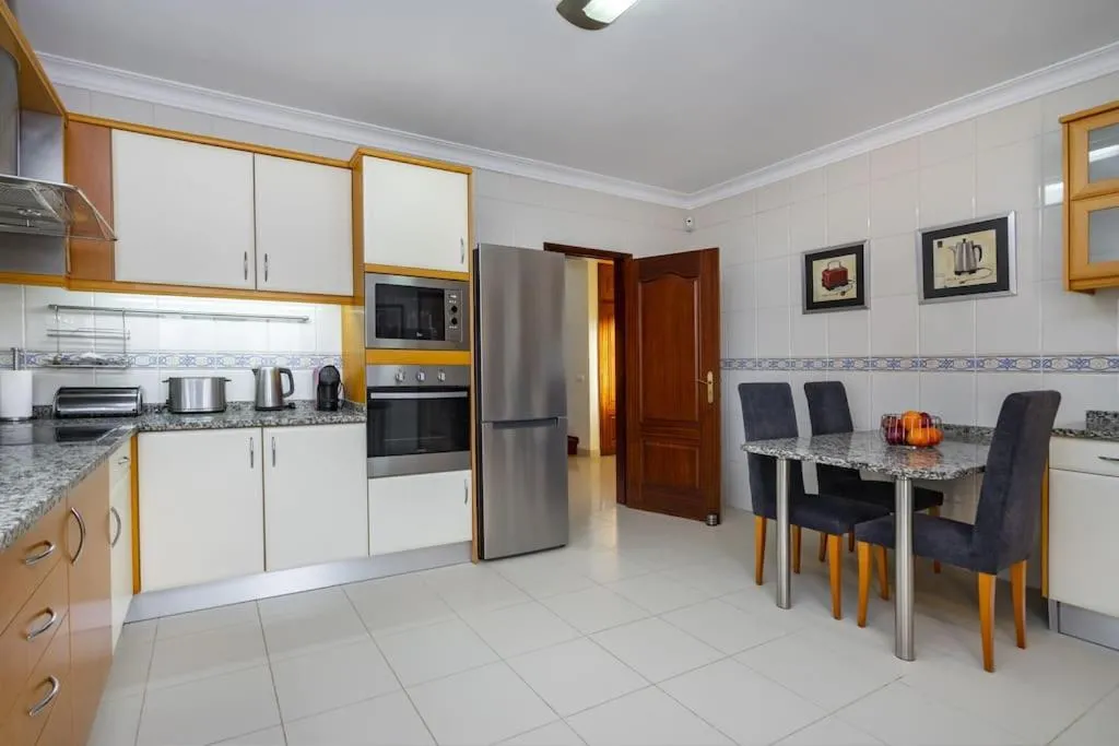 Kitchen or kitchenette in Villa Arade Riverside - Jacuzzi and Heated Pool by AlgarStays