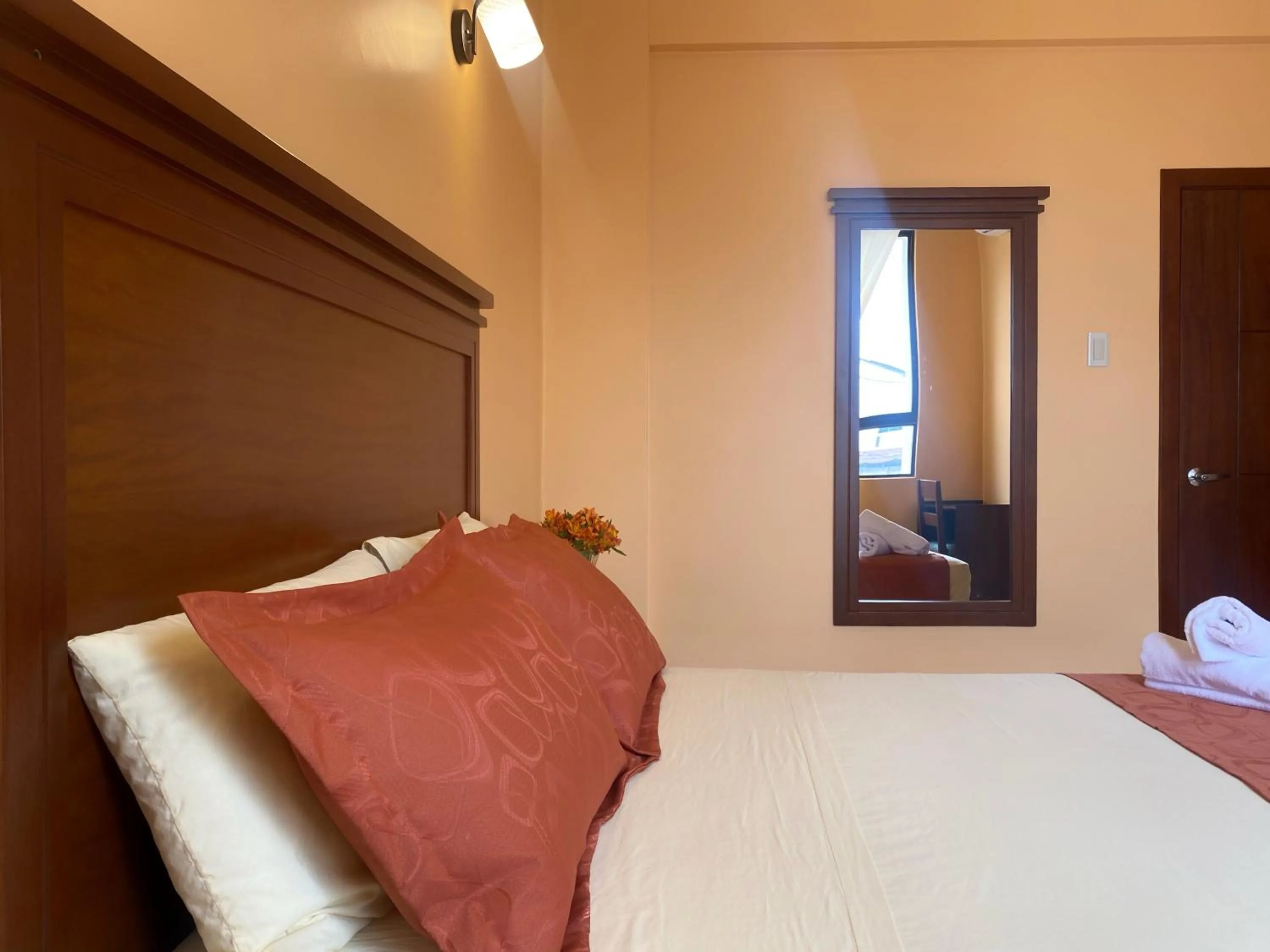 Bed in Hostal California Inn