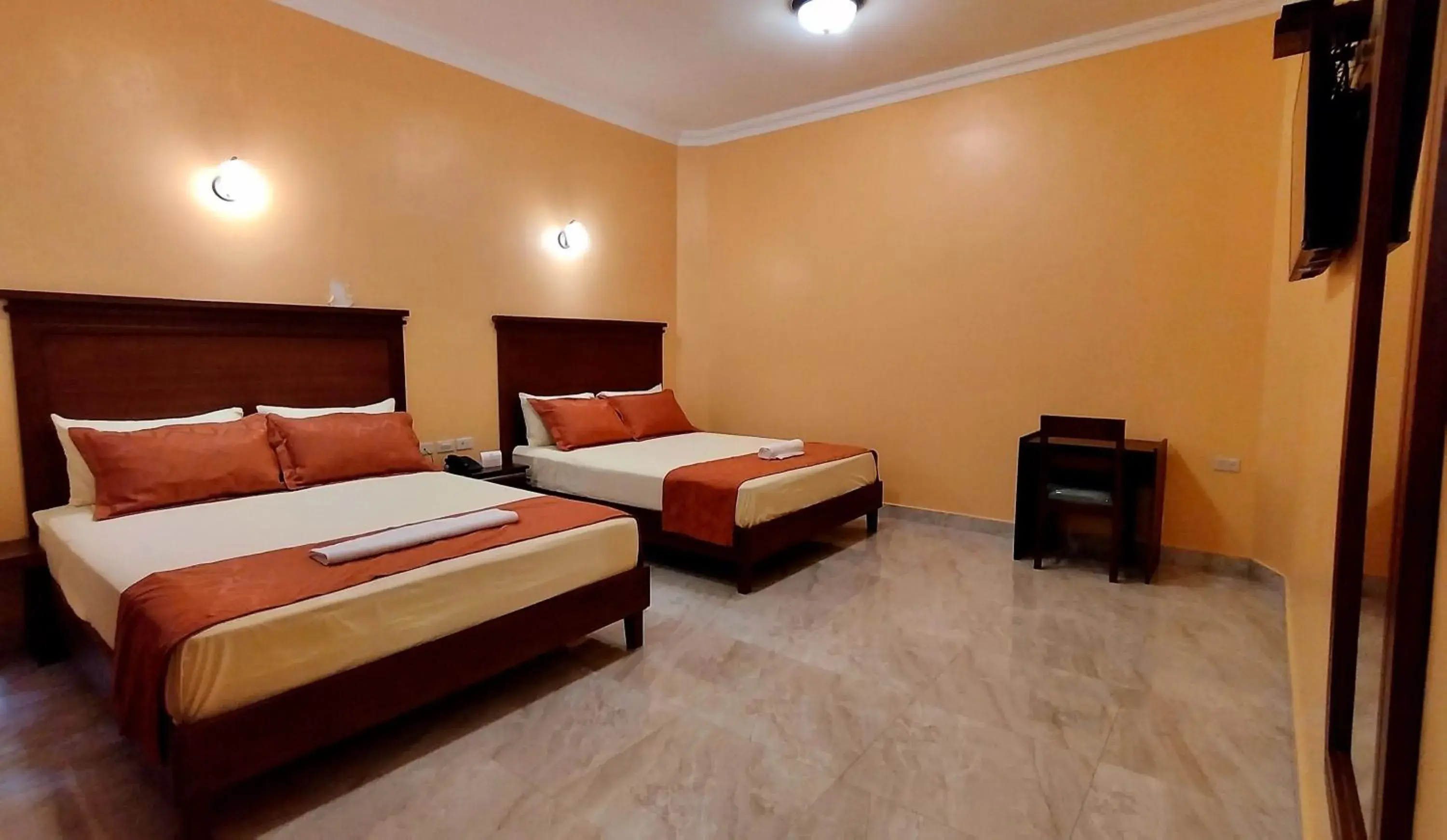 Twin Room in Hostal California Inn Twin Room in Hostal California Inn