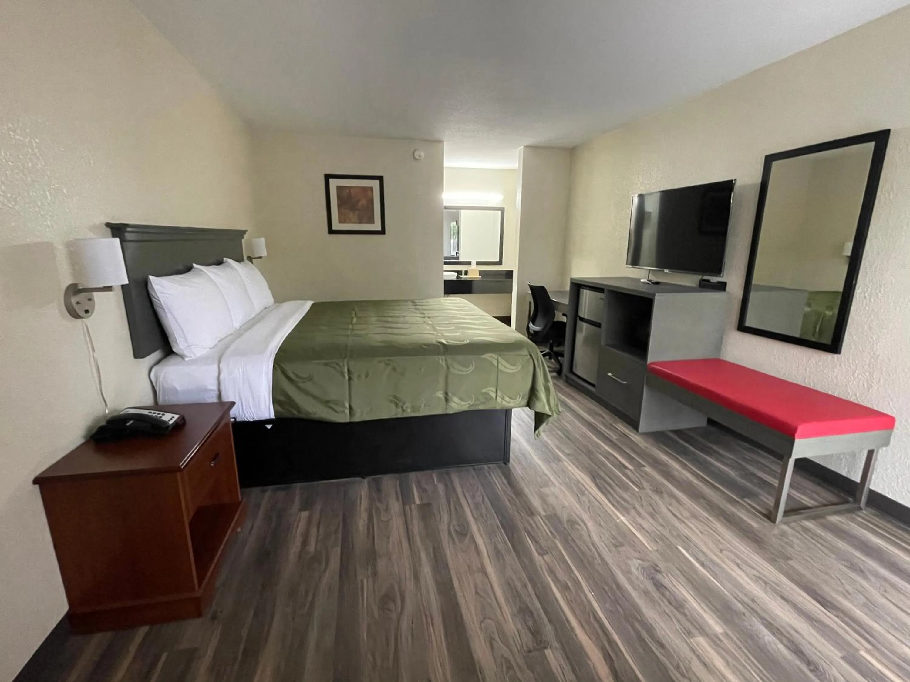 Photo of the whole room, Bed in Dreamland Inn