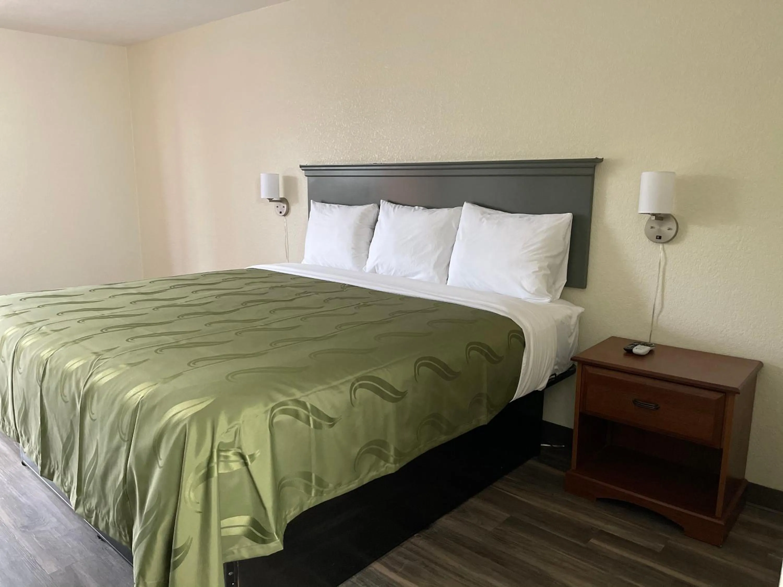 Bedroom, Bed in Dreamland Inn