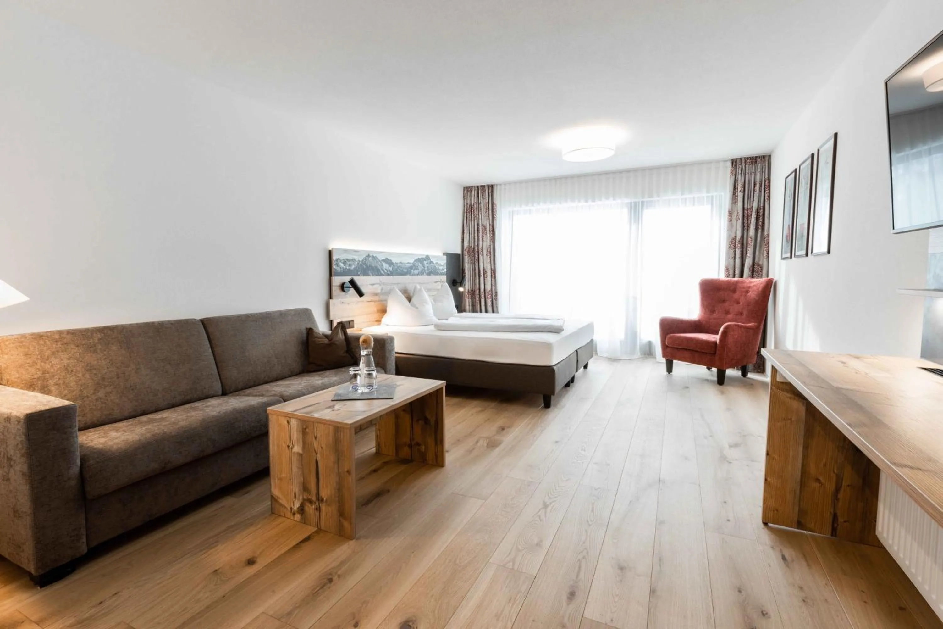 Seating area, Bed in Hotel Alte Krone