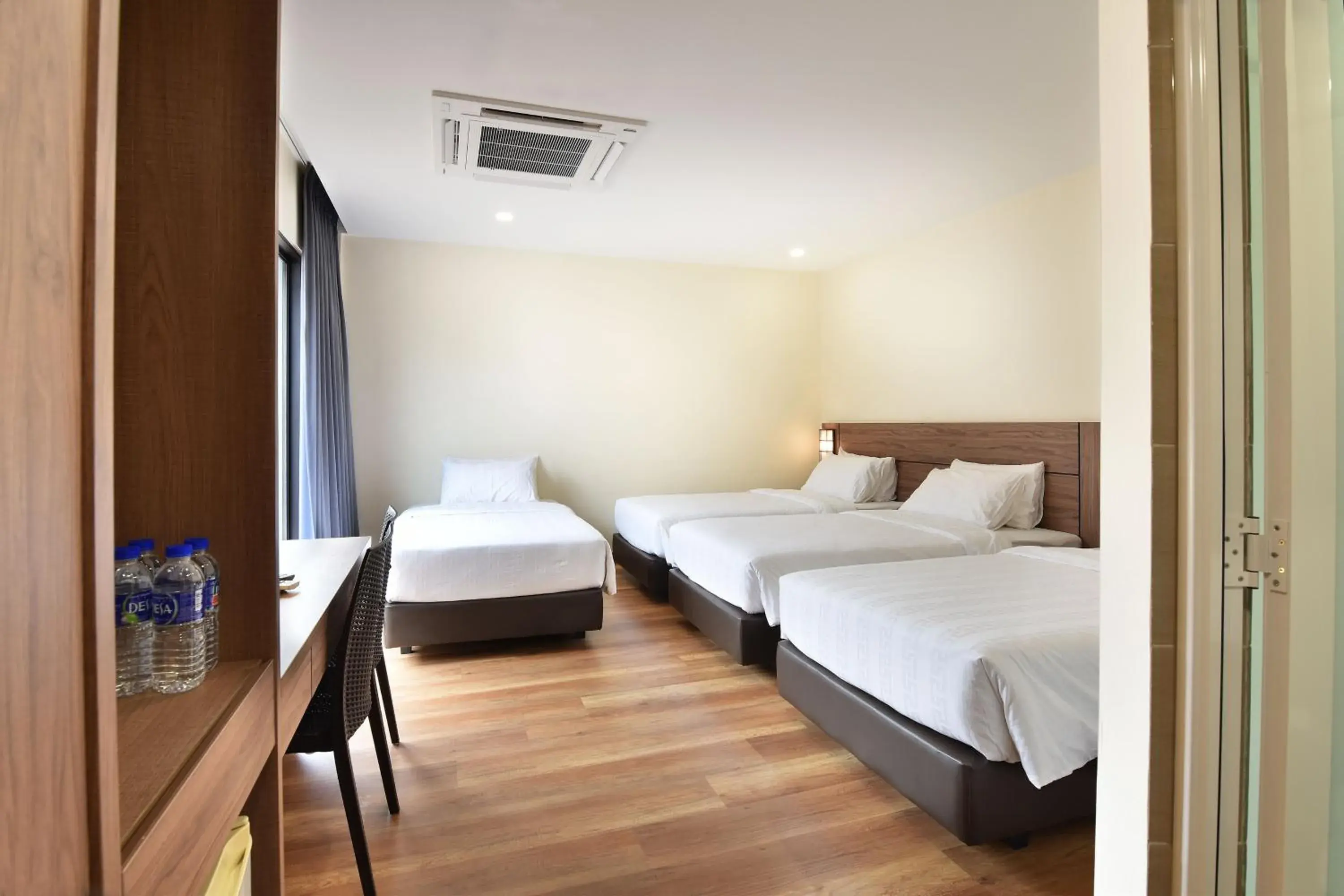 Premium Quadruple Room in YANGTZE HOTEL 长江酒店 Premium Quadruple Room in YANGTZE HOTEL 长江酒店