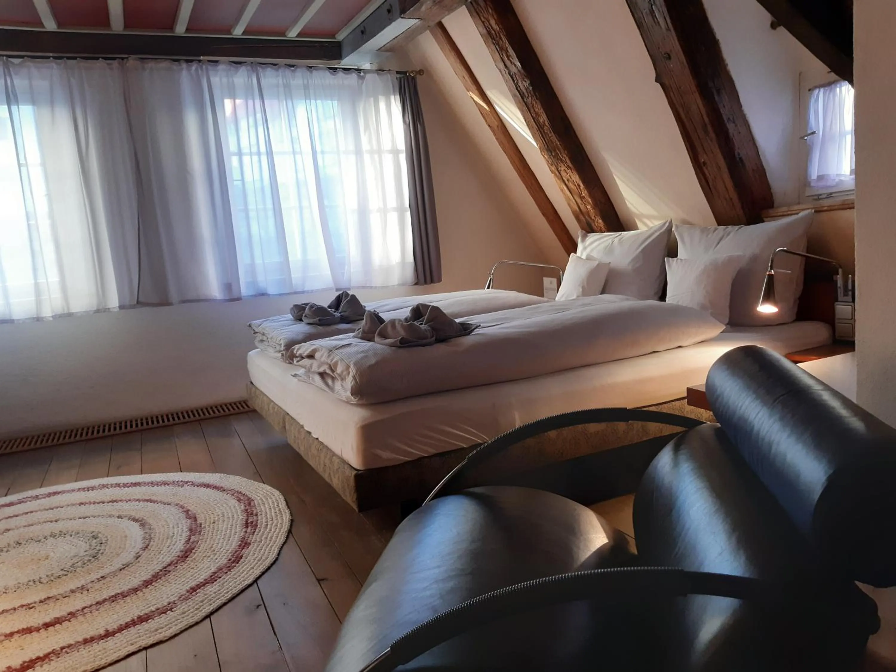 Bedroom, Bed in Schiefes Haus