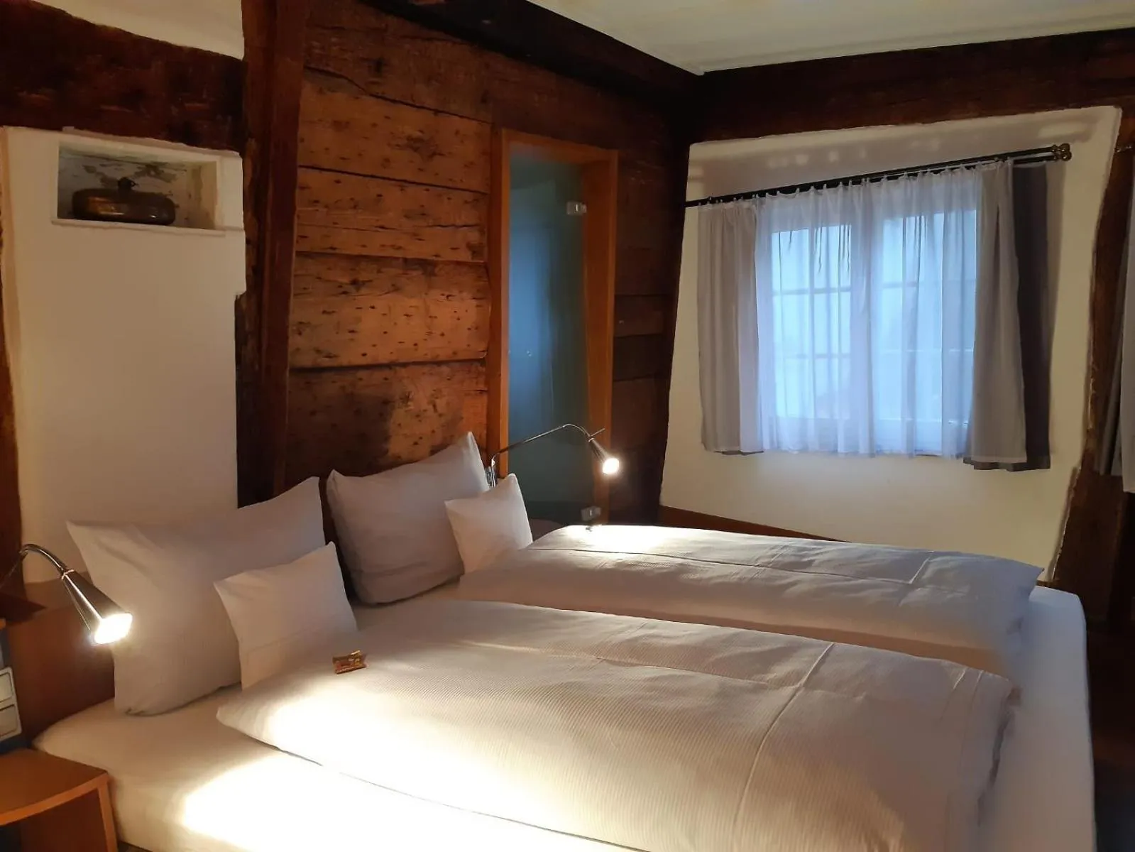 Bedroom, Bed in Schiefes Haus