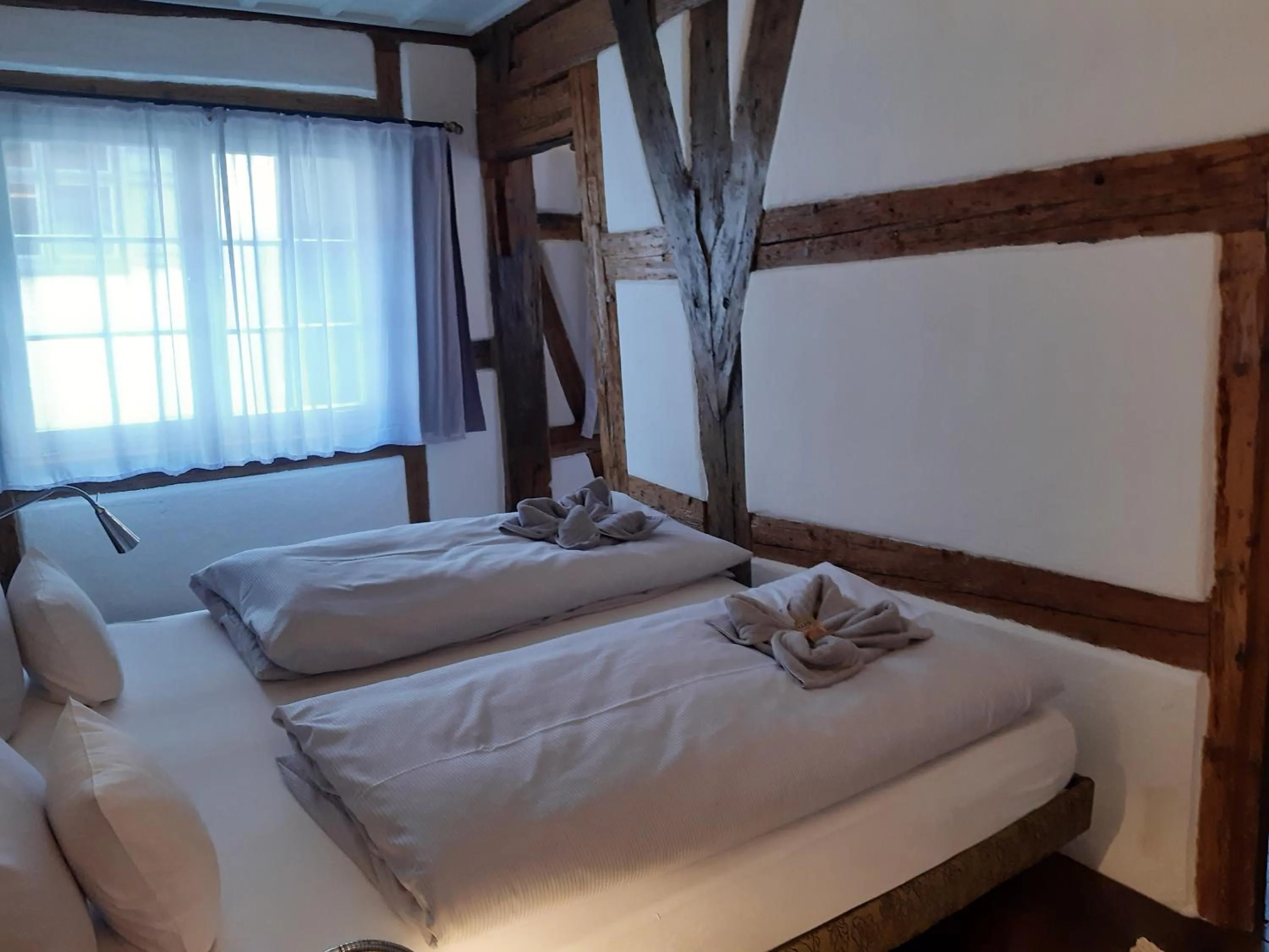 Bedroom, Bed in Schiefes Haus