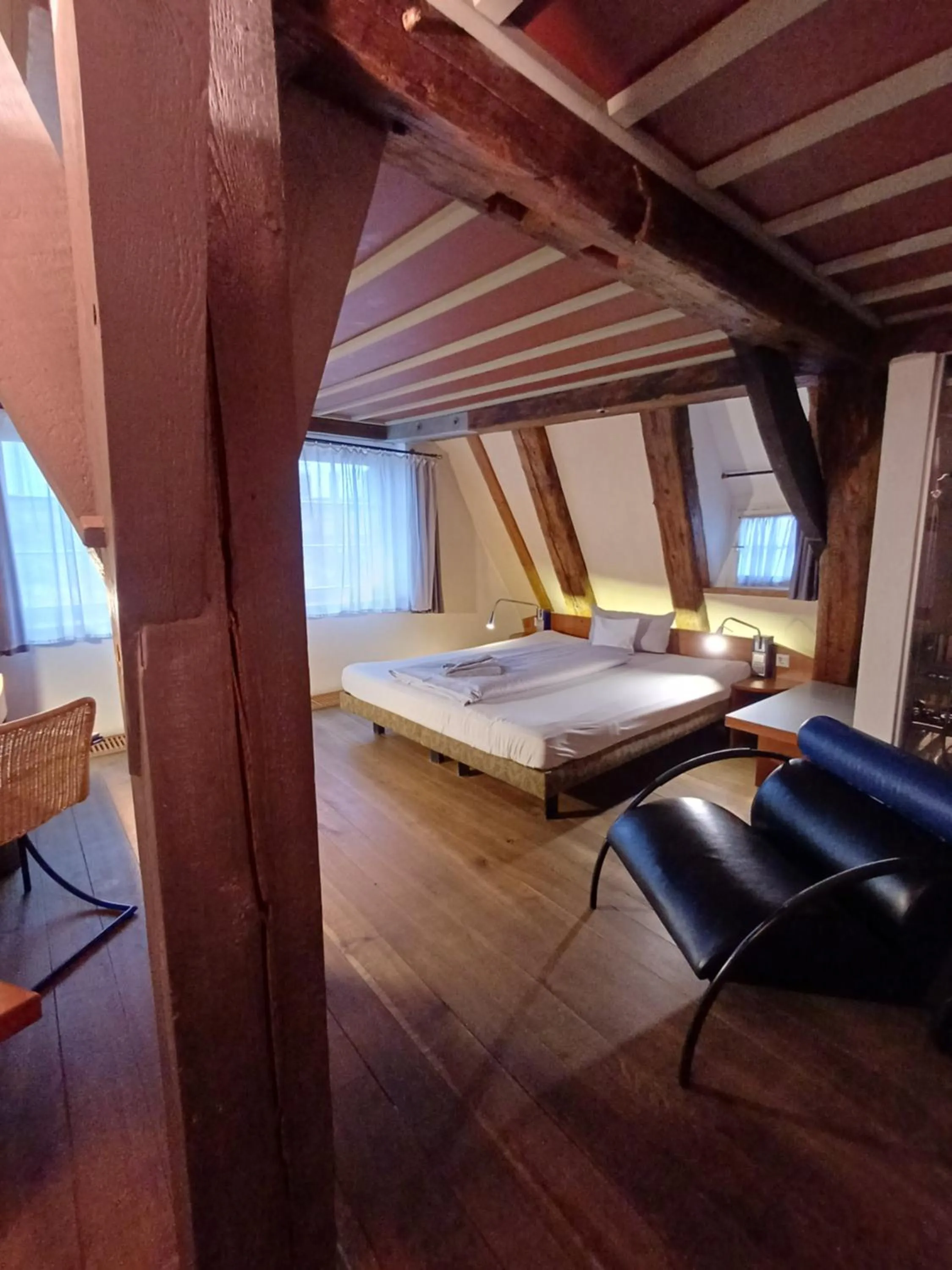 Photo of the whole room, Bed in Schiefes Haus