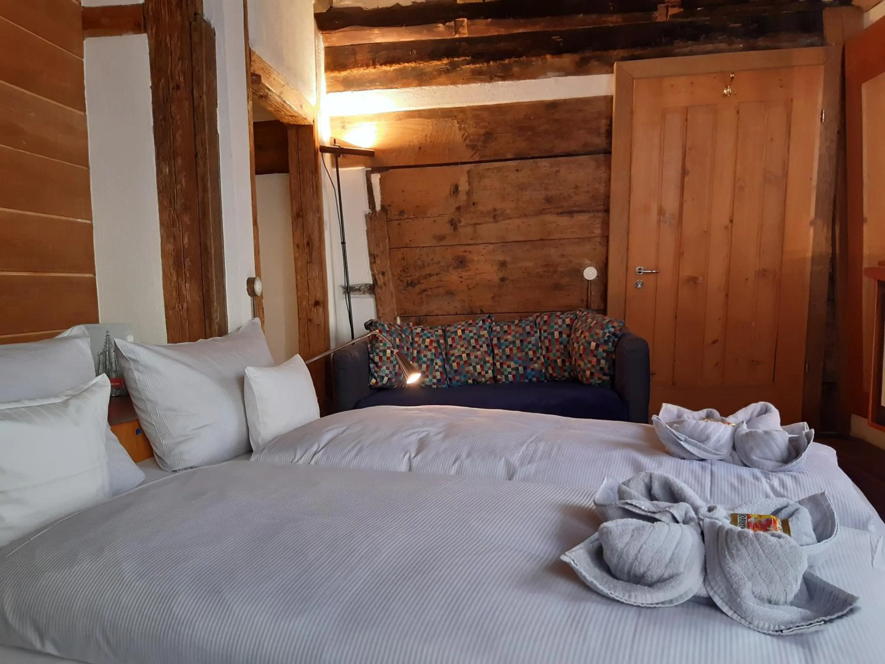 Bedroom, Bed in Schiefes Haus