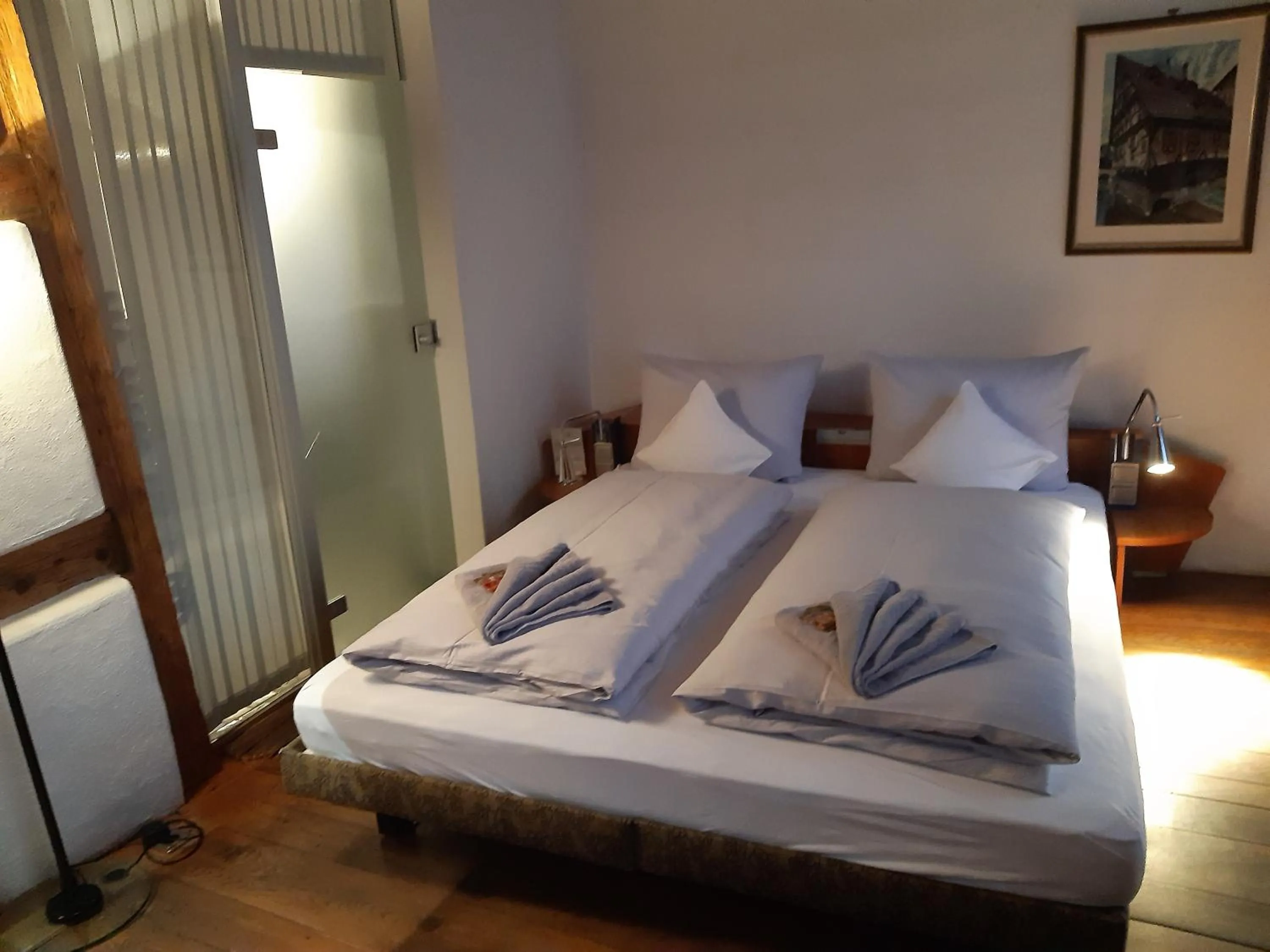 Bed in Schiefes Haus