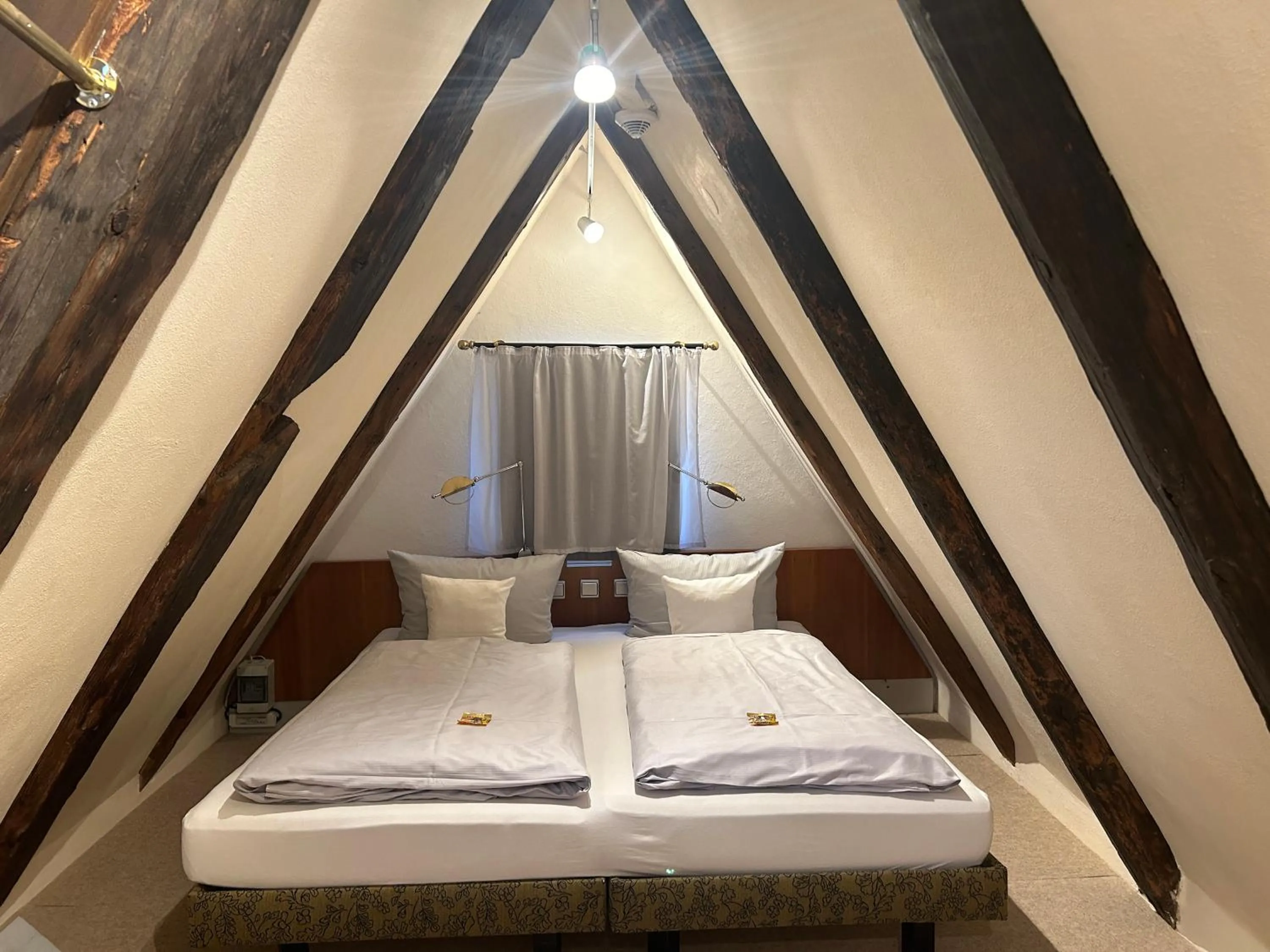 Bedroom, Bed in Schiefes Haus