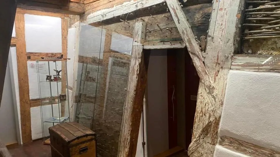 Property building in Schiefes Haus