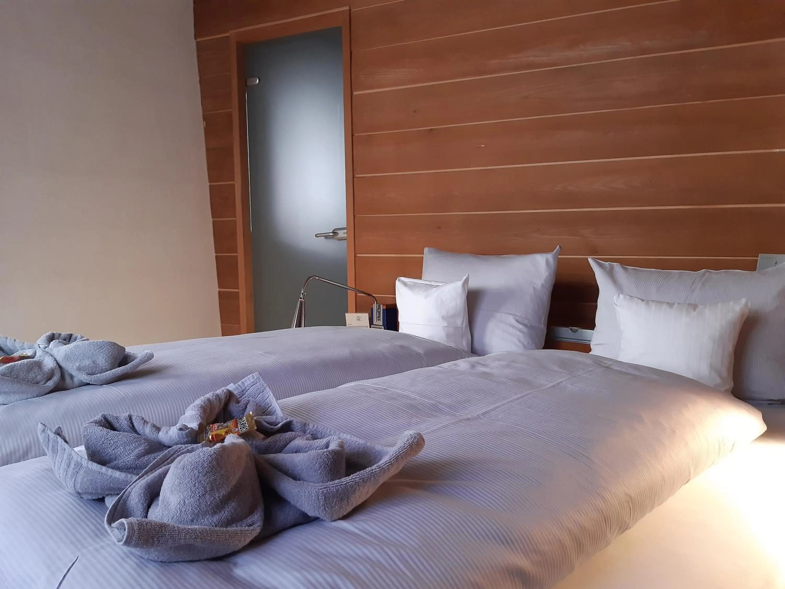 Bed in Schiefes Haus