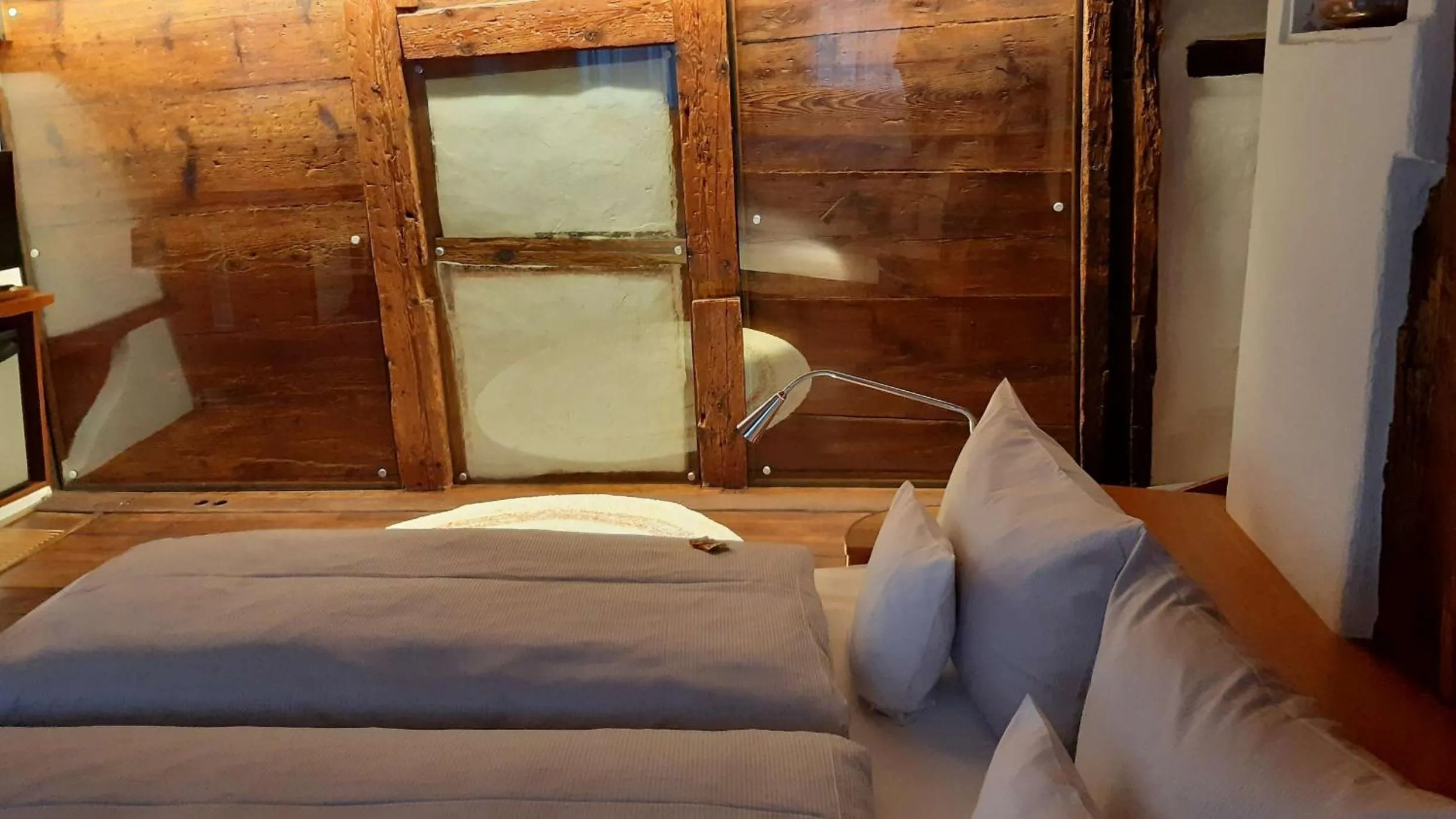 Bed in Schiefes Haus