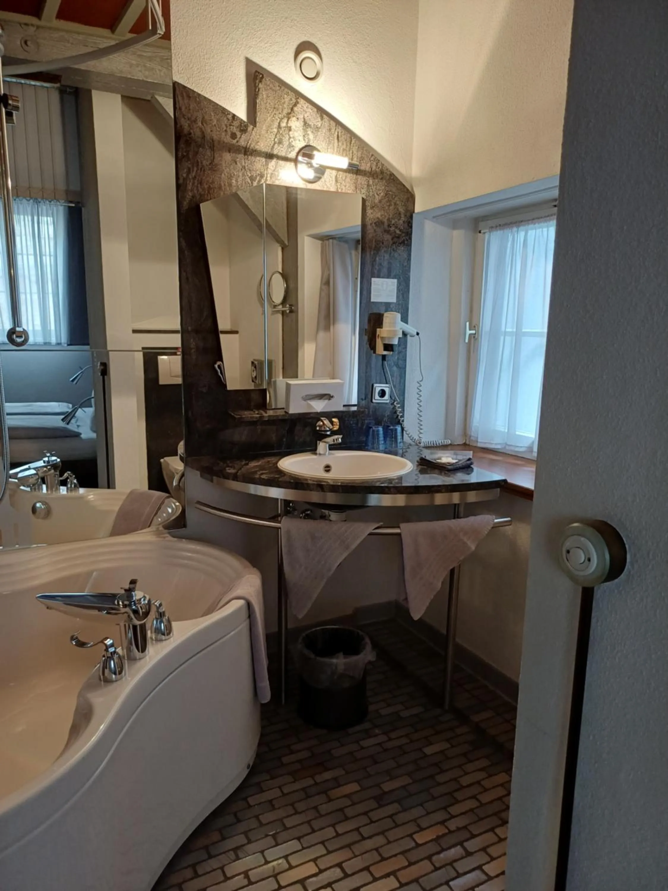 Bathroom, Bed in Schiefes Haus