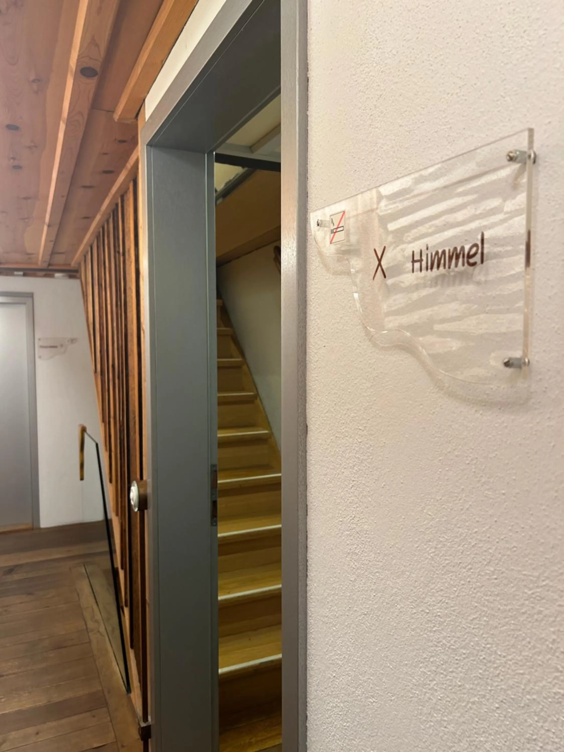 Text overlay in Schiefes Haus