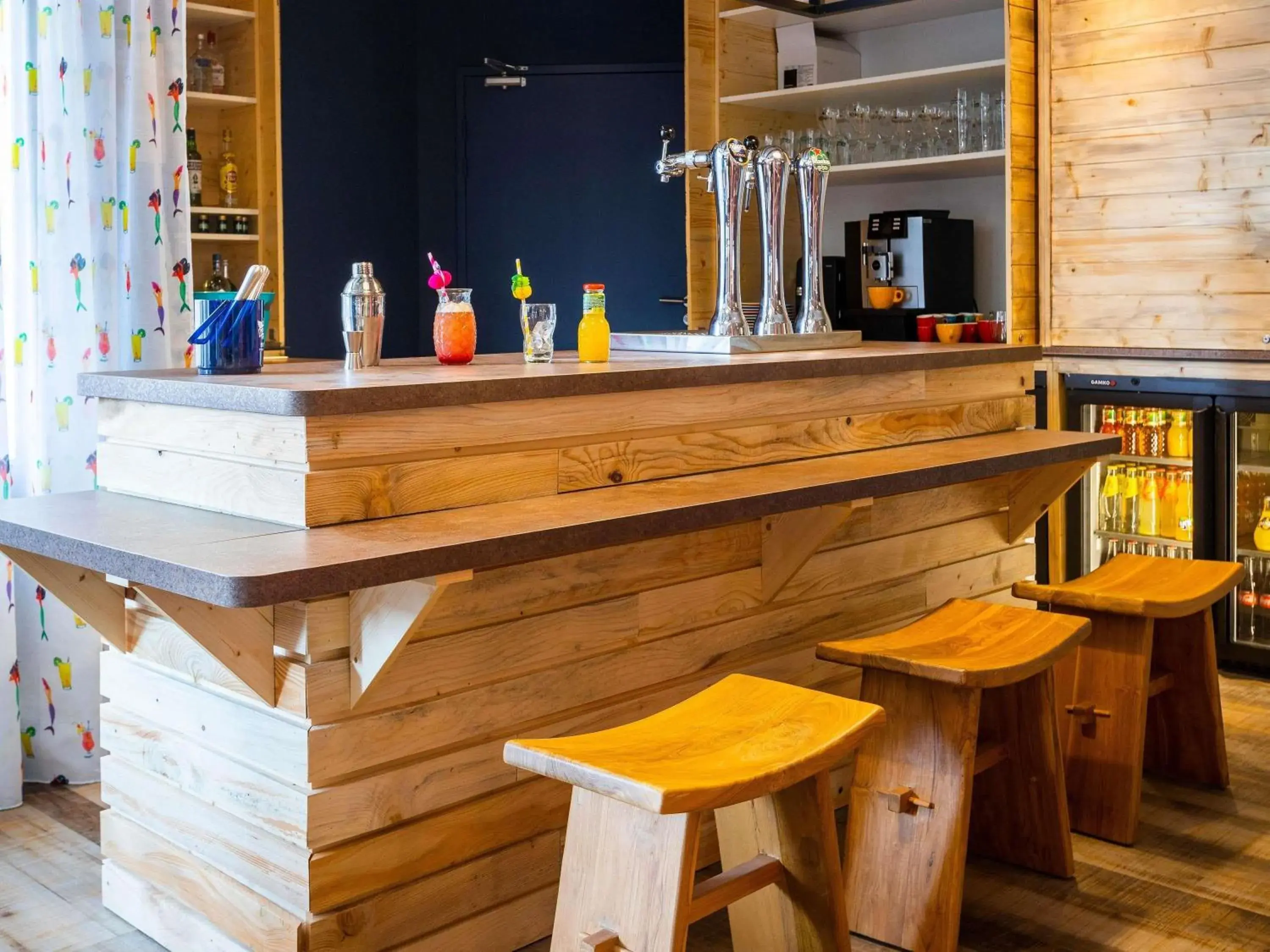 Lounge or bar in ibis Styles Thonon-les-Bains Lounge or bar in ibis Styles Thonon-les-Bains