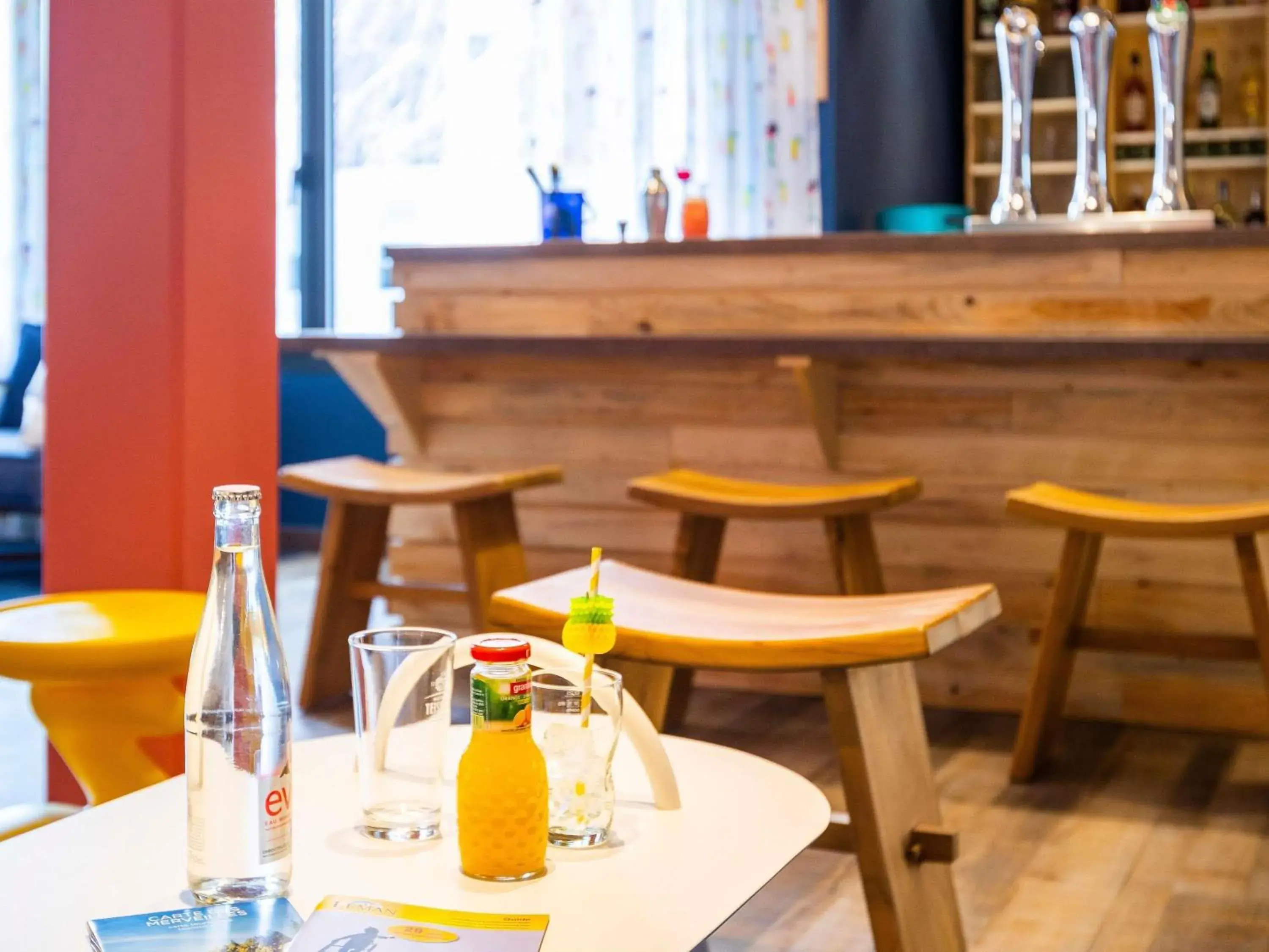 Lounge or bar in ibis Styles Thonon-les-Bains Lounge or bar in ibis Styles Thonon-les-Bains