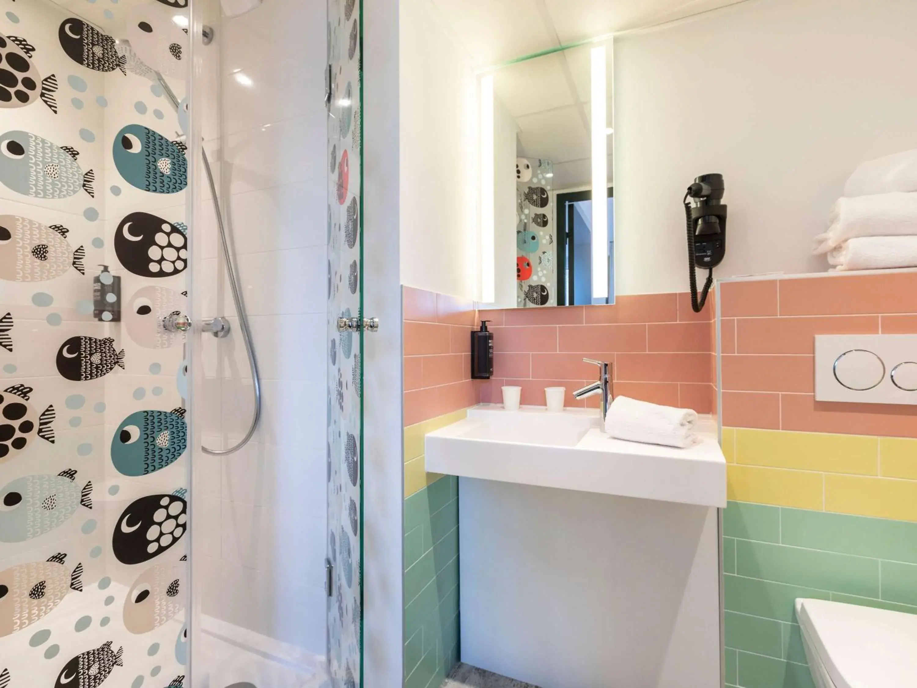 Bathroom in ibis Styles Thonon-les-Bains Bathroom in ibis Styles Thonon-les-Bains